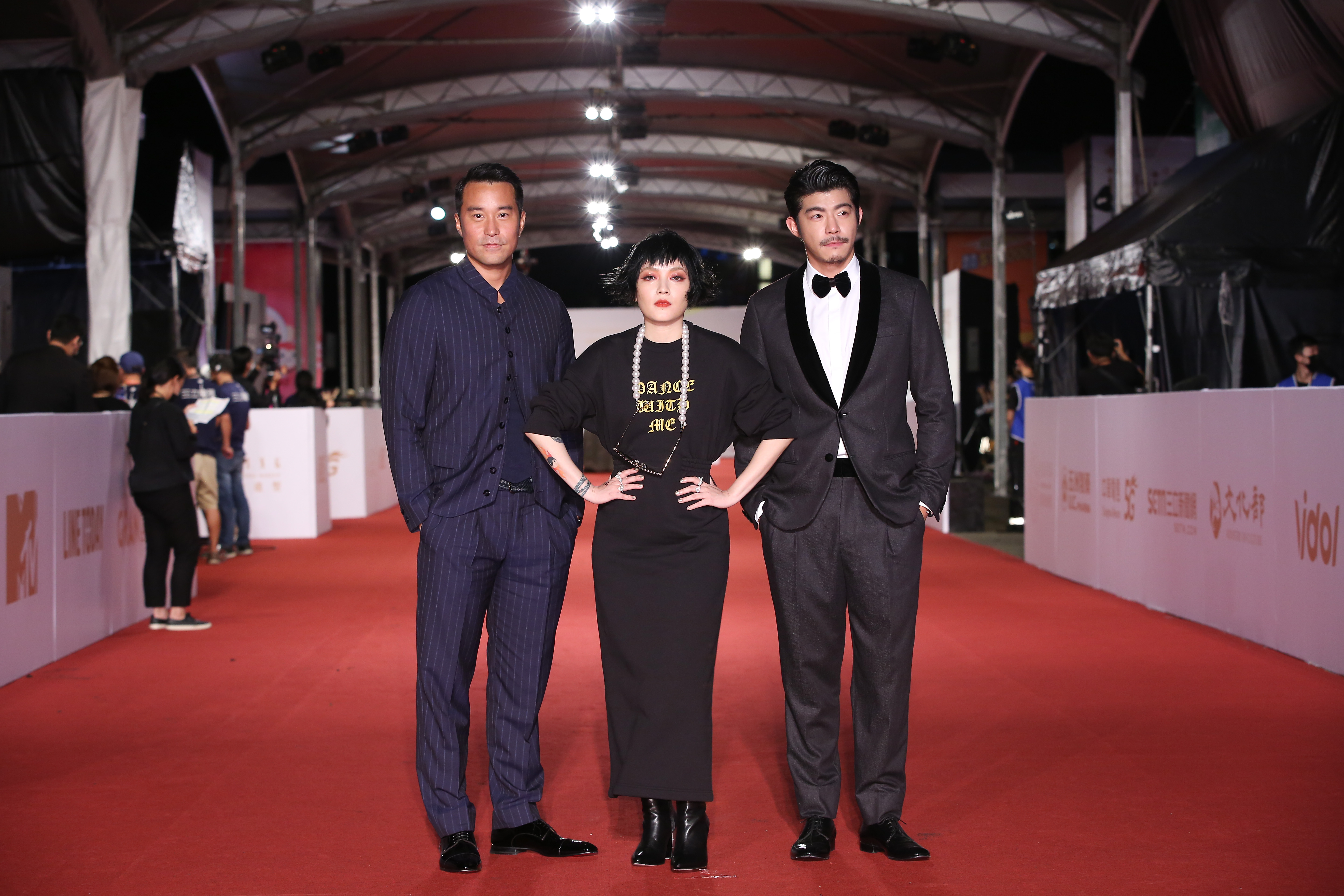張孝全(左)身著GIORGIO ARMANI,腳踏穿紅底鞋Christian Louboutin,與范曉萱(中)、王柏傑(右)出席第55屆電視金鐘獎星光大道。
