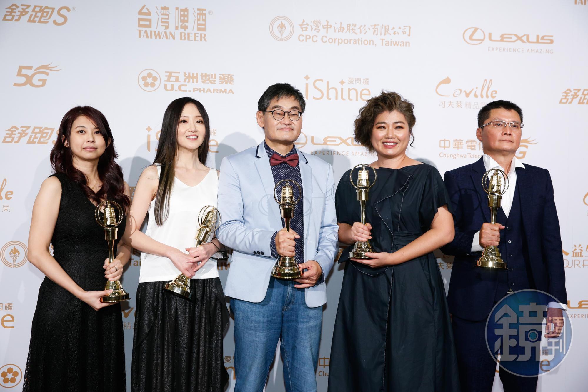 《俗女養成記》順利拿下迷你劇集獎，嚴藝文（右二）在頒獎感言預告第二季，並向觀眾喊話「我會努力」。