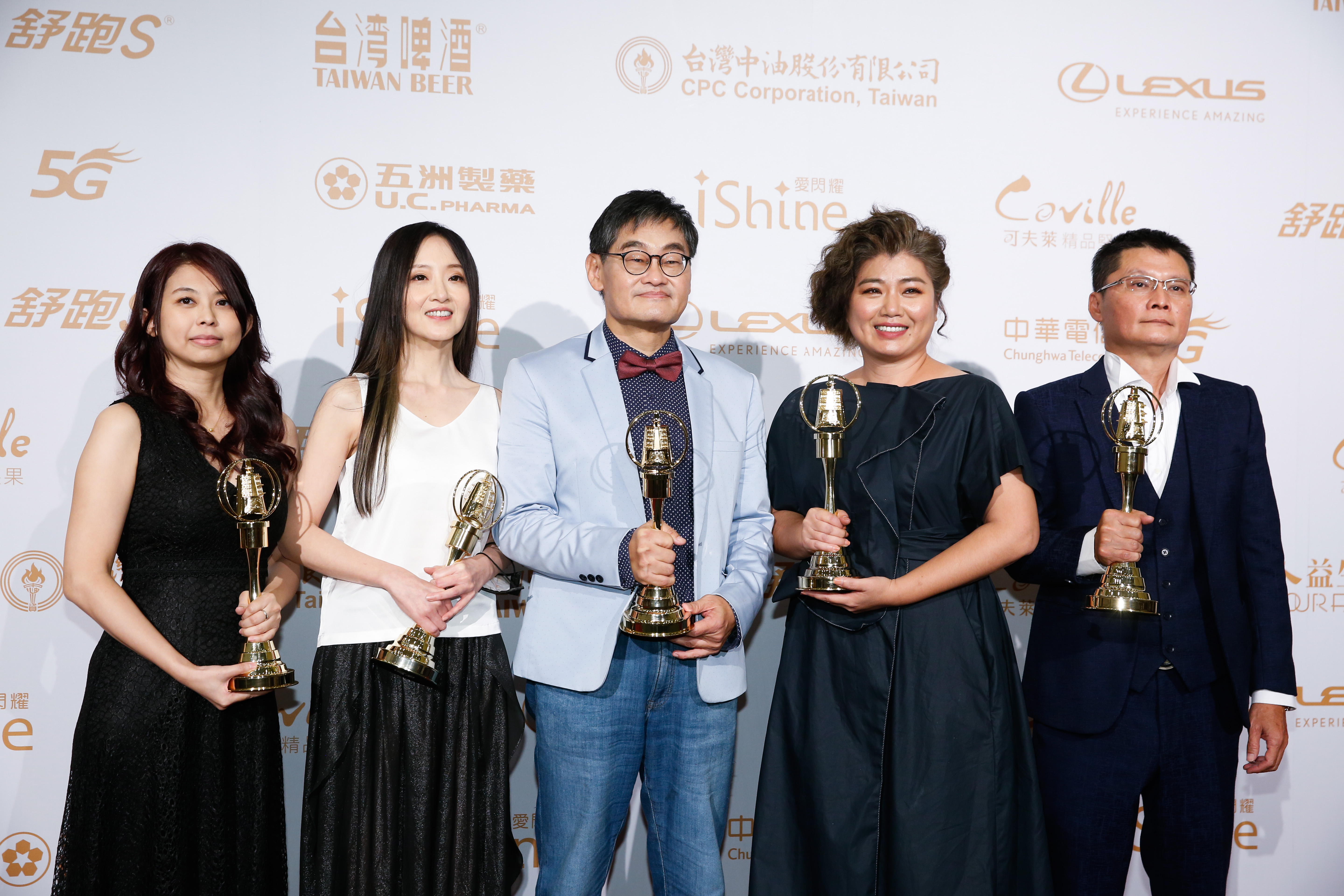 《俗女養成記》順利拿下迷你劇集獎，嚴藝文（右二）在頒獎感言預告第二季，並向觀眾喊話「我會努力」。