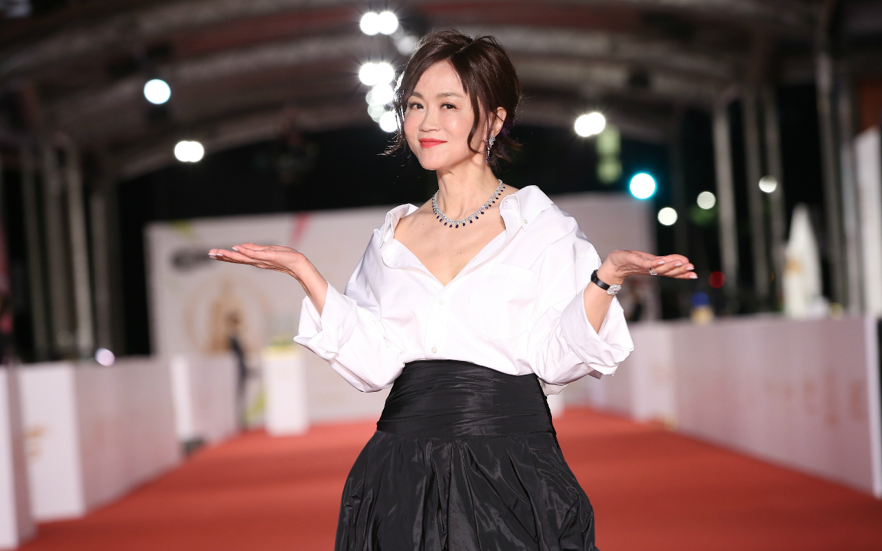 高怡平配戴Harry Winston頂級珠寶，現身第55屆金鐘獎頒獎典禮星光大道。