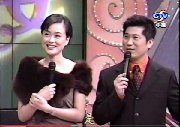 20多年前，高怡平與胡瓜主持《非常男女》紅透半片天，之後與阿亮搭檔的《快樂星期天》也是收視保證。（翻攝自YouTube）