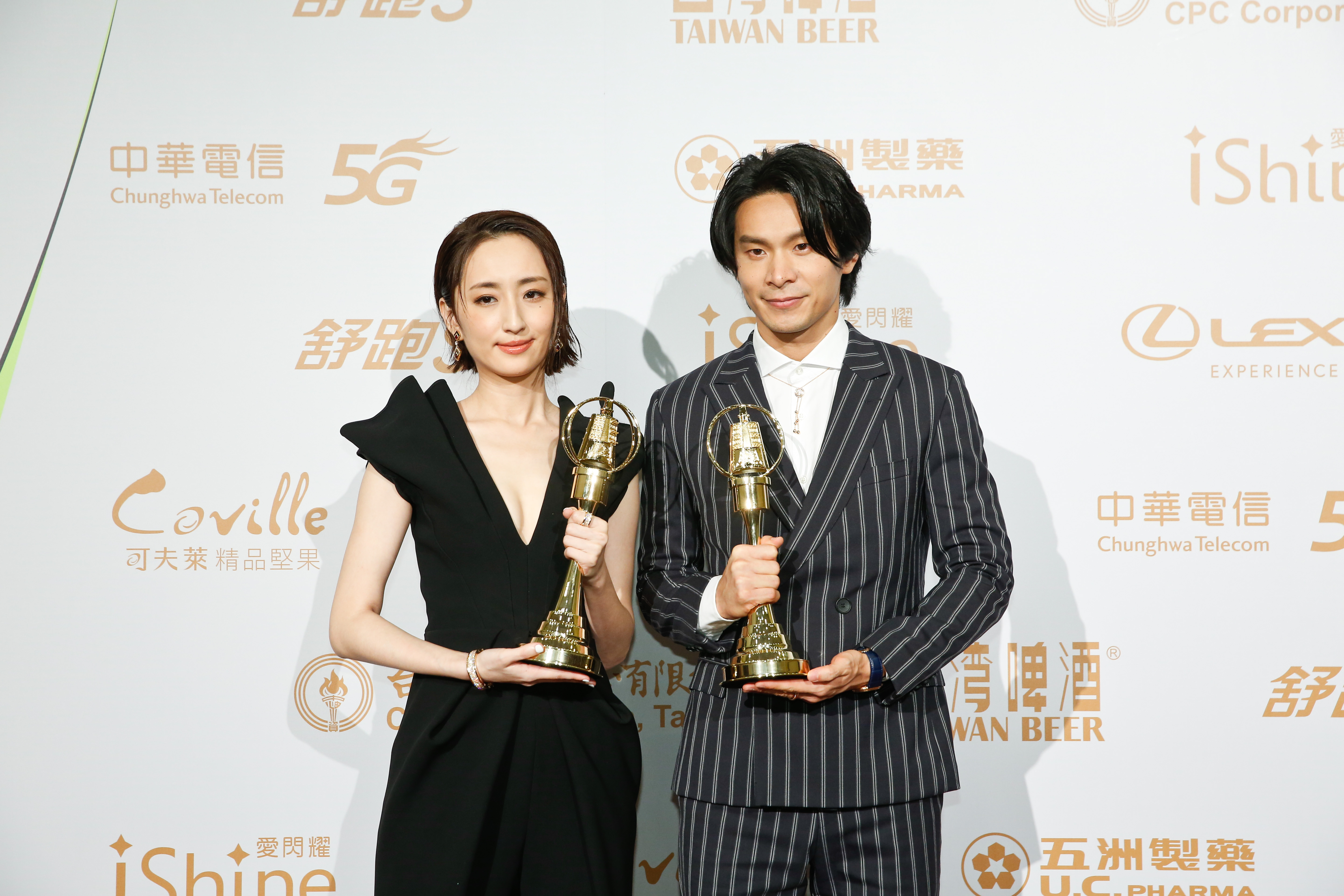 柯佳嬿（左）以《想見你》奪視后，贏過天心、楊謹華等實力派女演員，右為本屆視帝姚淳耀。