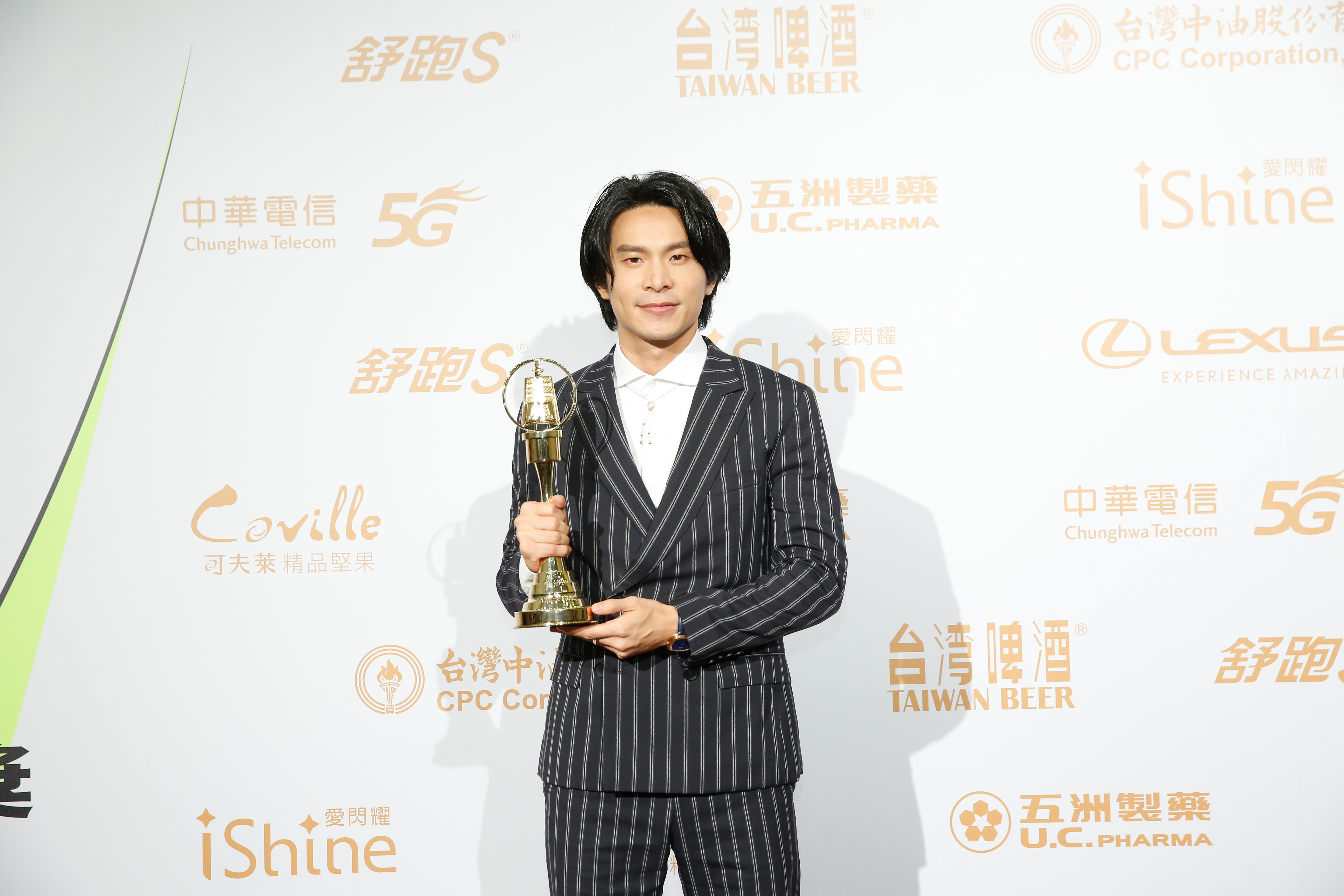 姚淳耀努力克制情緒，發表得獎感言。