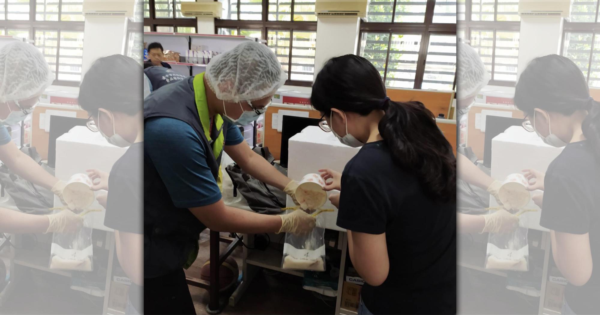 台中市食安處派員至2校及供膳餐盒廠商調查，採集食餘、環境及人體檢體。（翻攝自台中市政府官網）