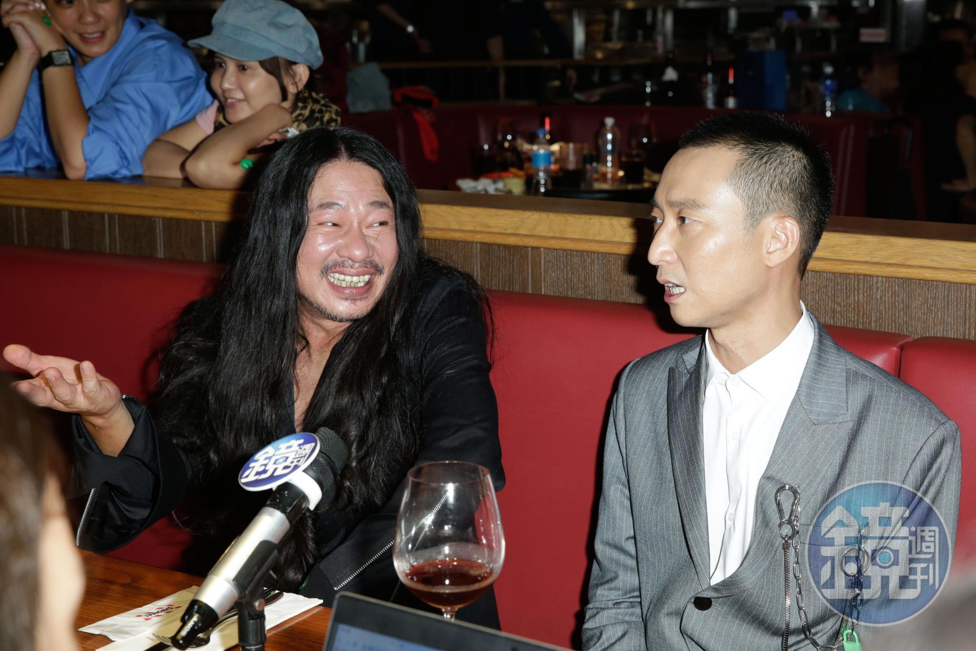 浩子(謝炘昊)、乱彈阿翔(陳泰翔)以《台灣金頌》奪下第55屆金鐘獎綜藝節目主持人獎,2人開心出席慶功宴。