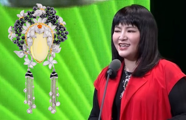 「國師」唐綺陽擔任第55屆金鐘獎頒獎人，胸前配戴黑鑽冰翡水晶臉譜墜飾（NT$2,255,000）。（翻攝自三立電視、JHENG提供）