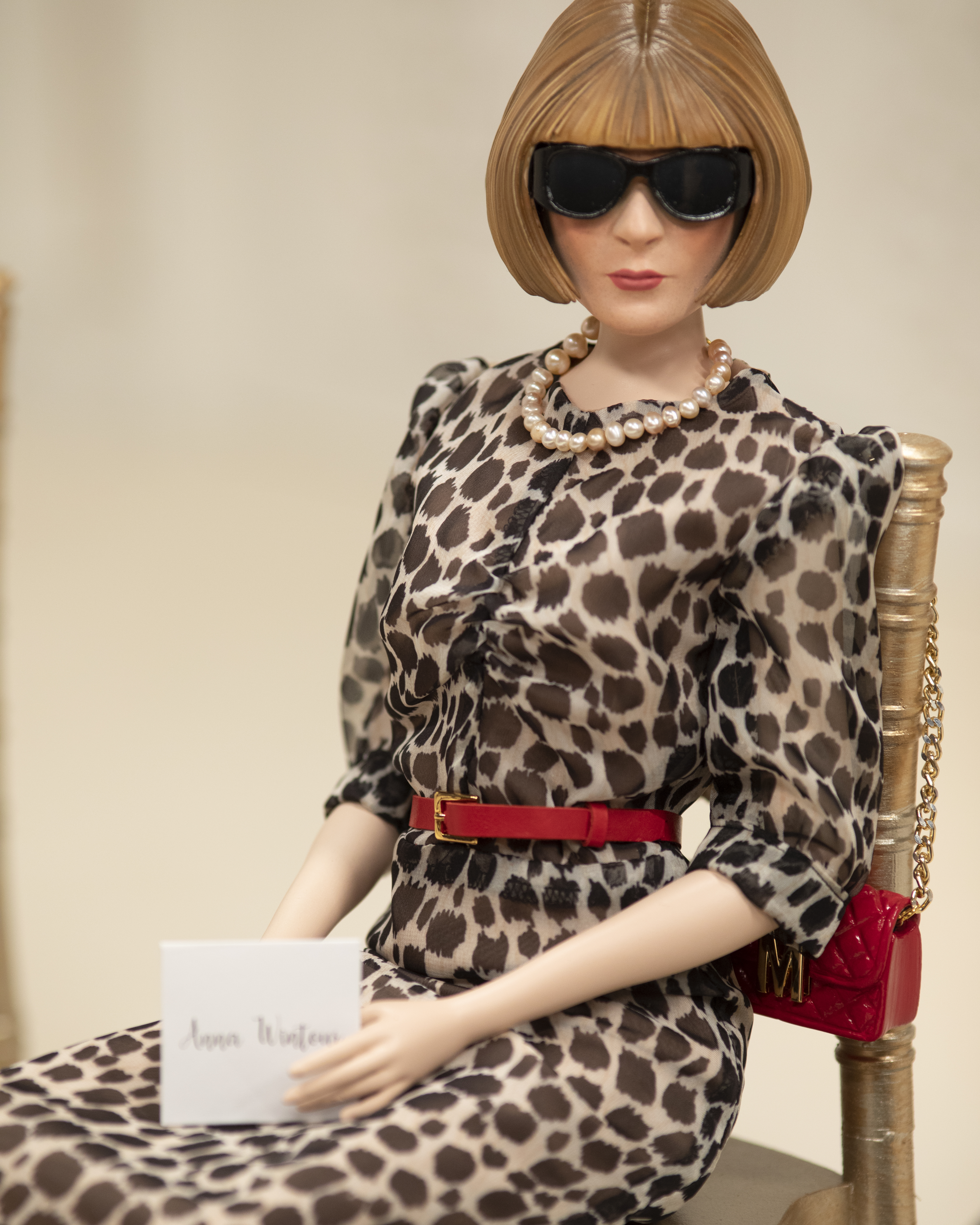 坐在頭排的美國版Vogue總編Anna Wintour製作得栩栩如生。(MOSCHINO提供)