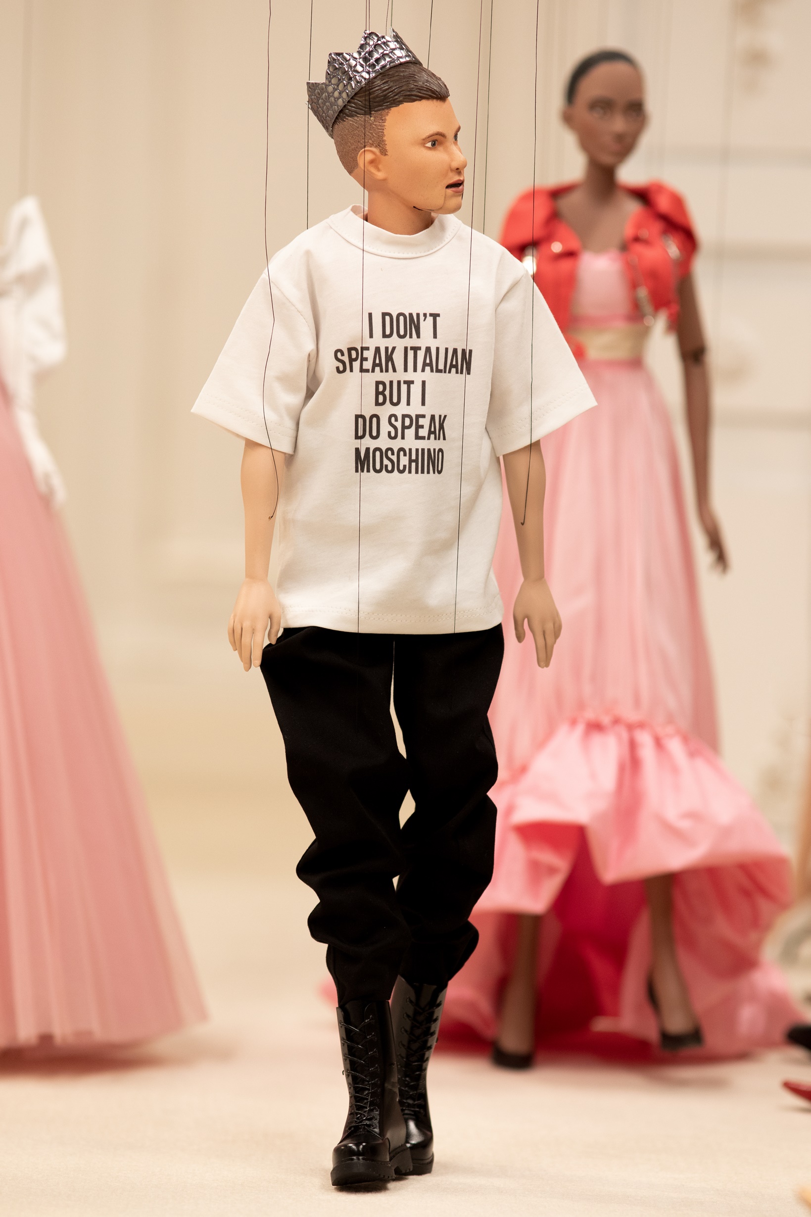 Jeremy Scott也製作了自己的木偶,衣服上寫著「I DON'T SPEAK ITALIAN BUT I SPEAK MOSCHINO(我不懂義大利語,但我懂MOSCHINO)」。(MOSCHINO提供)