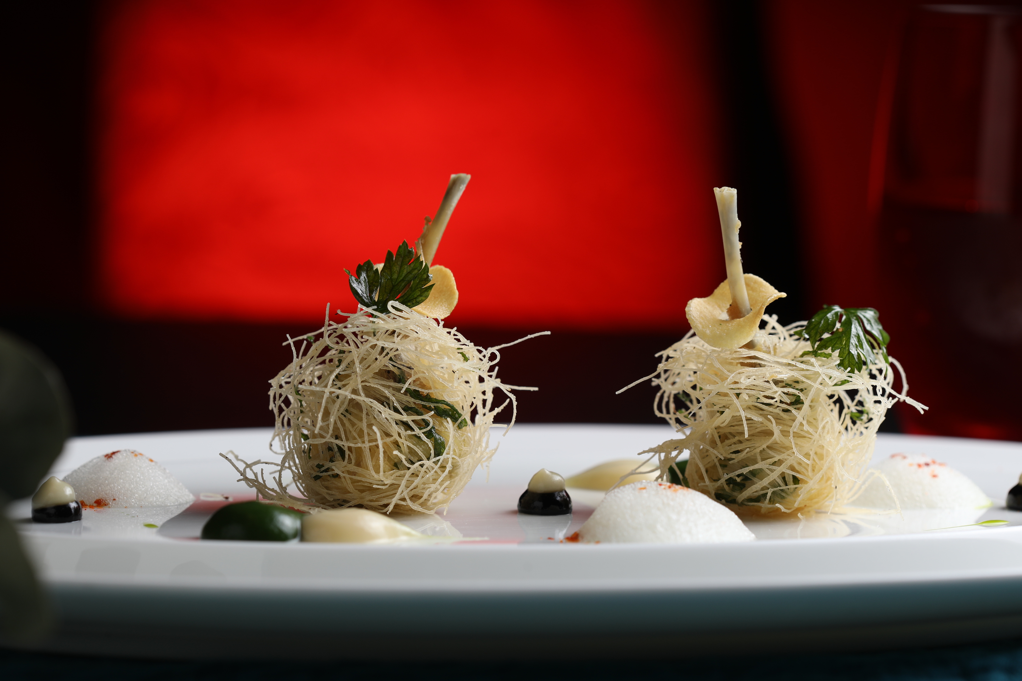 「酥炸田雞腿佐蒜泥及荷蘭芹醬」是侯布雄的經典名菜之一。