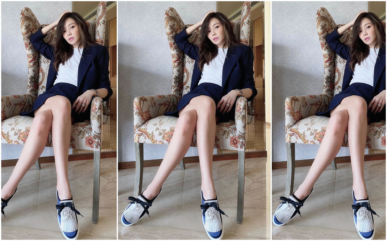 侯佩岑穿著藍色短裙套裝搭配Call Me Vivier Jewel台灣限定版藍色鞋款。NT$46,200。（迪生提供）