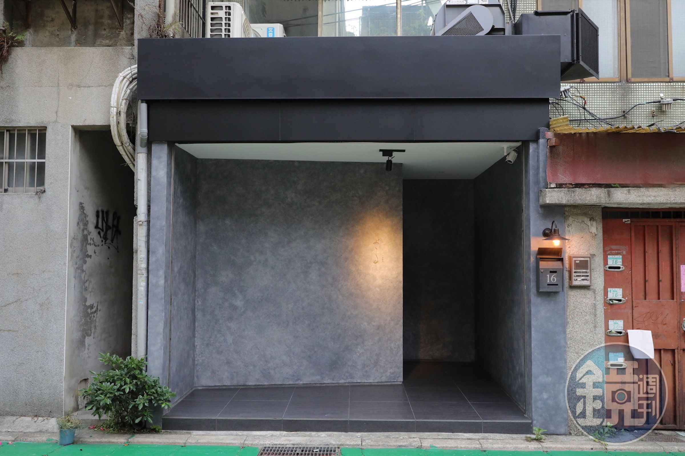 「YORU-よる 和牛日式法餐」位於台北東區靜巷，屬於無菜單料理。