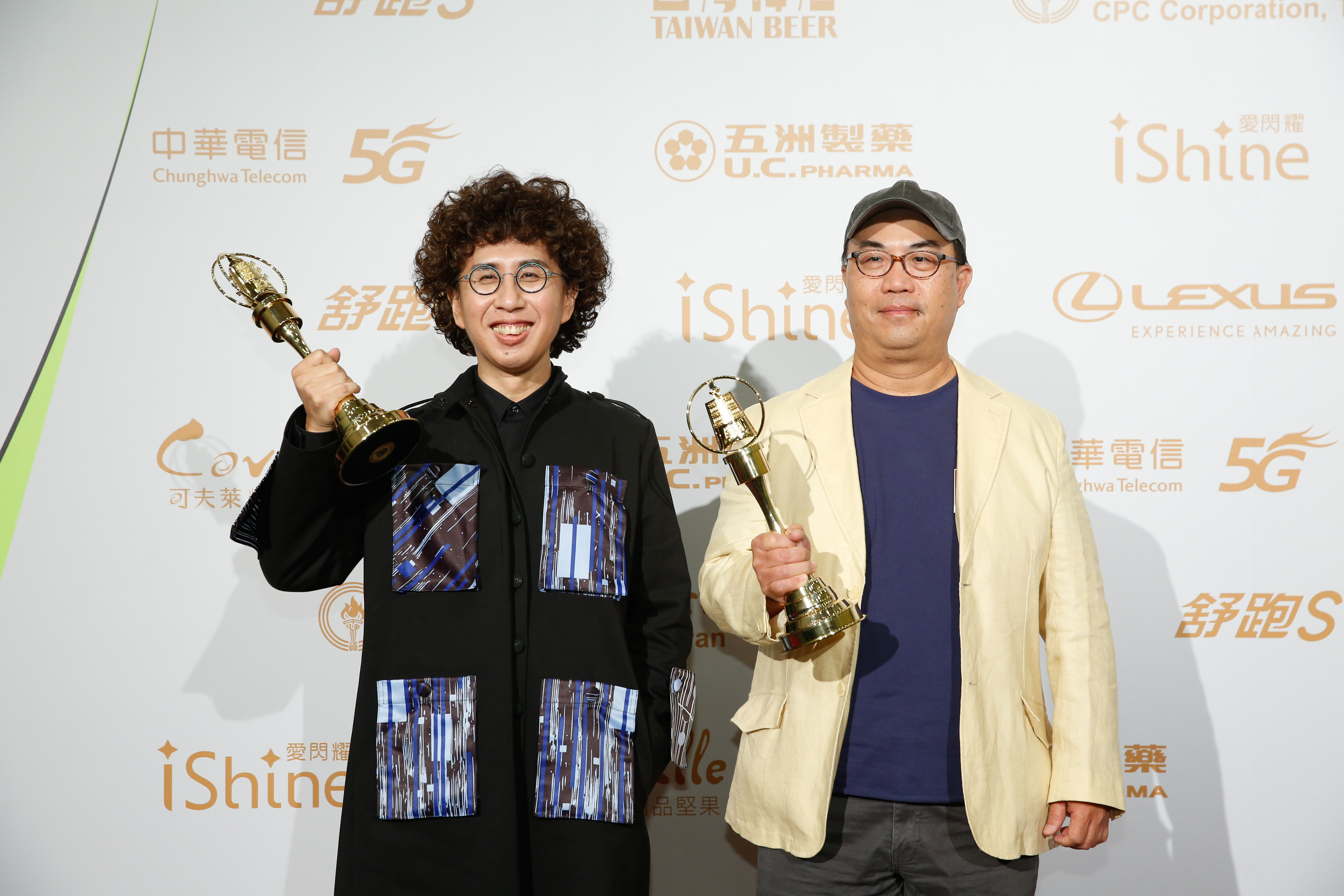 《我在市場待了一整天》團隊敲響金鐘，卻因得獎感言落落長引發熱議。左為主持人李明璁，右為製作人劉志雄。