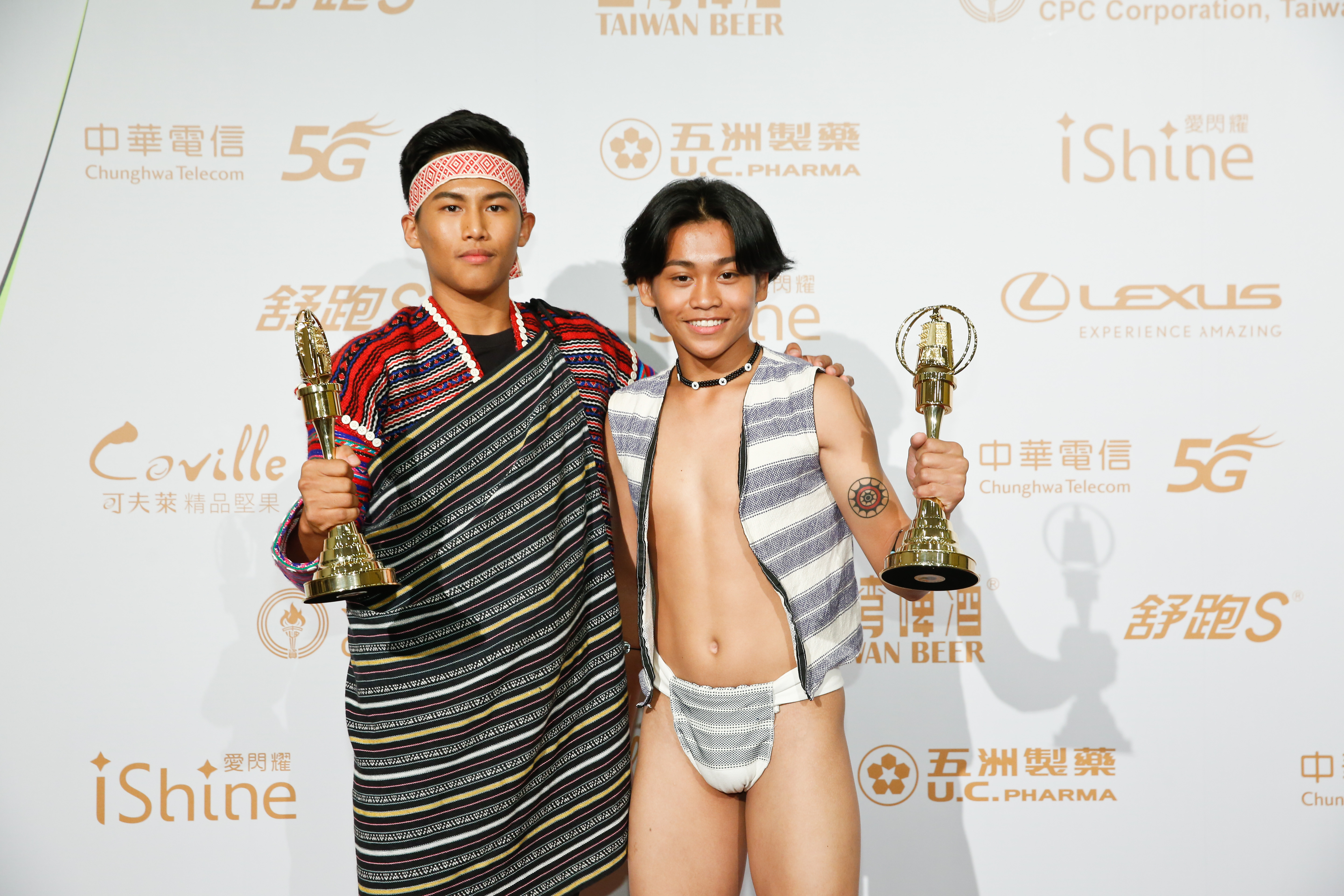 金鐘獎兒童少年節目主持人獎得主Pangoyod（鍾家駿）（右）、Buya（陳宇）（左）穿原住民傳統服裝出席金鐘。