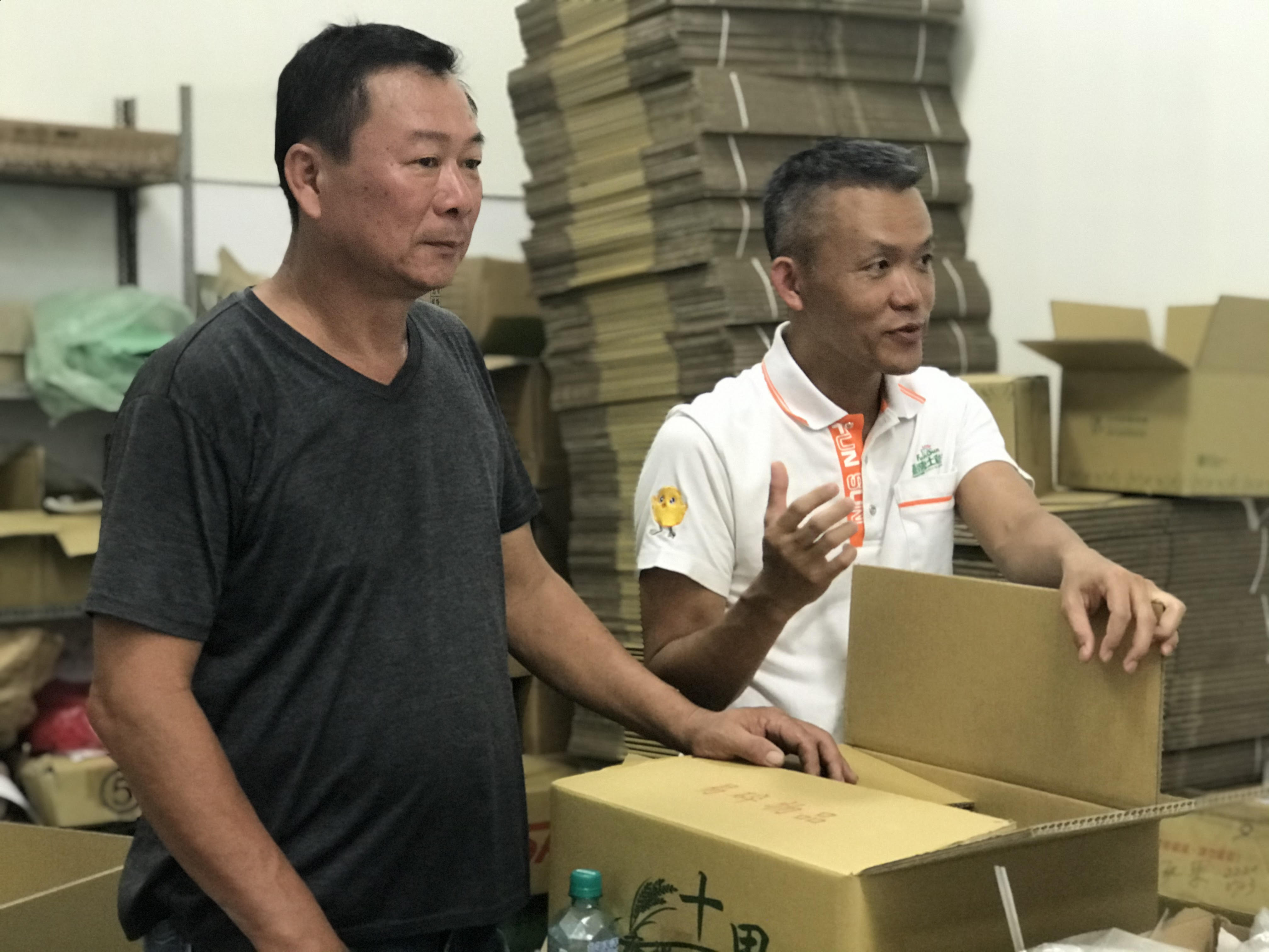 鄧學凱（右）和蔡一宏（左）聯手，建立企業和農友的合作模式，費時5年成功飼育帕修斯雞。（凱馨提供）