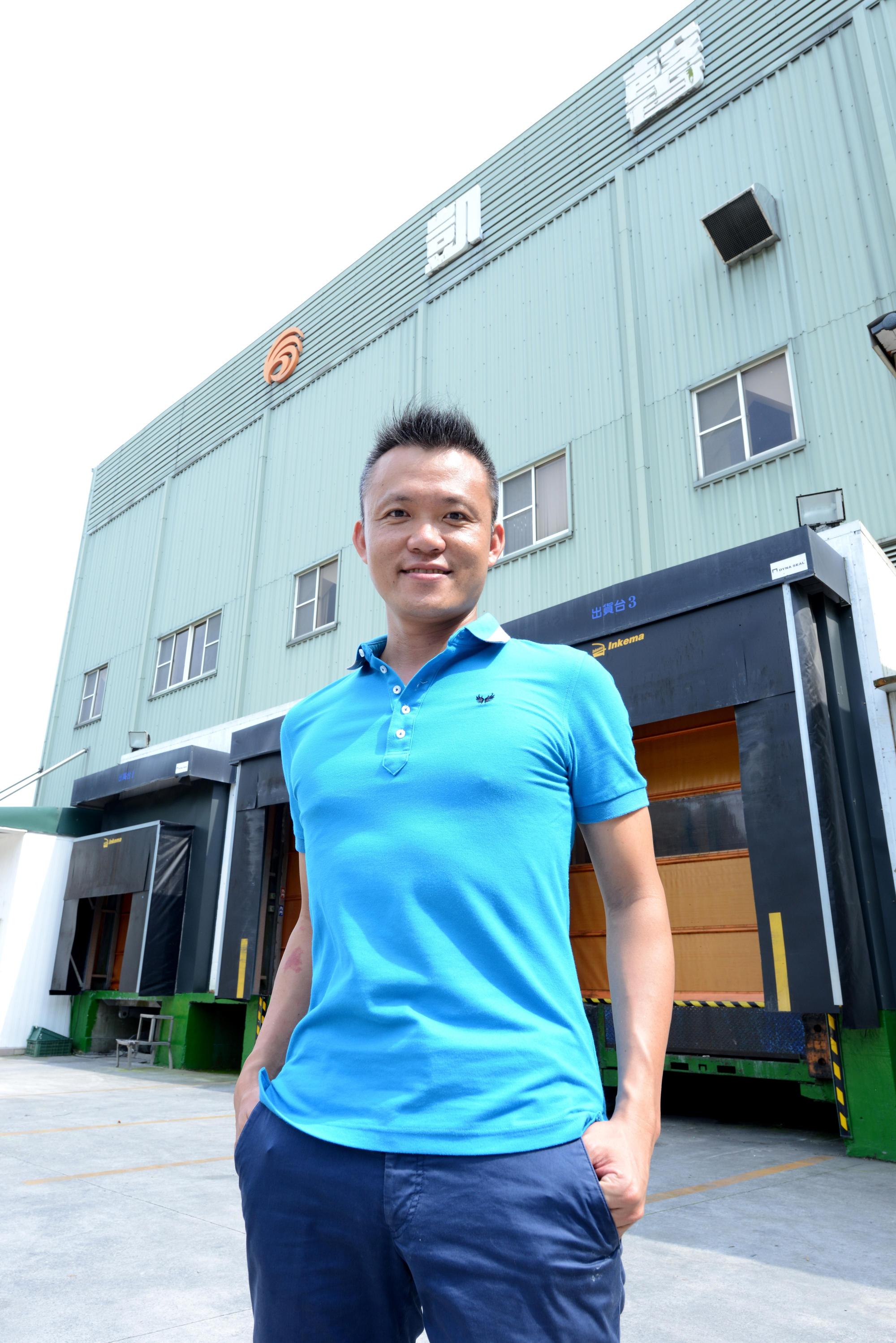 「凱馨實業」總經理鄧學凱轉型傳統養雞業,打造精品雞隻品牌。(凱馨提供)