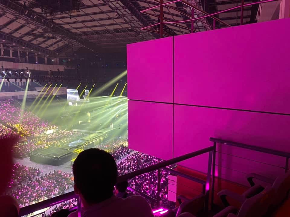 網友抱怨日前花了1,600元去田馥甄的演唱會，卻只看得到牆壁。（翻攝自爆料公社）