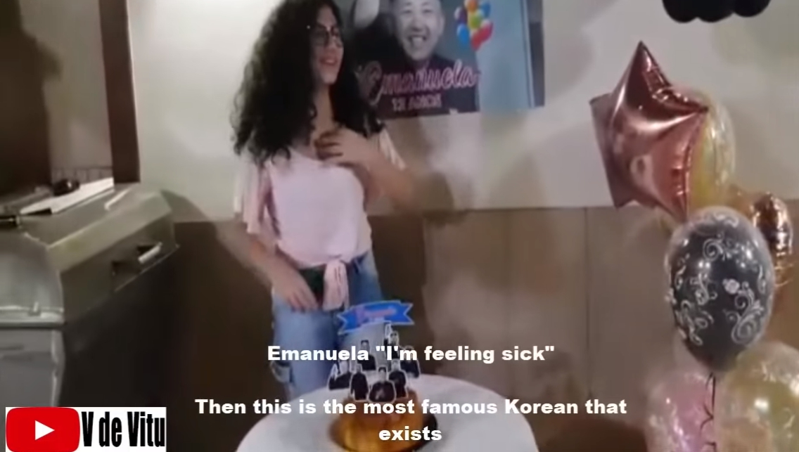 伊曼紐拉看到這麼荒謬的蛋糕，不禁一邊大笑一邊直呼「好想吐」。（翻攝自YouTube V de Vitu）