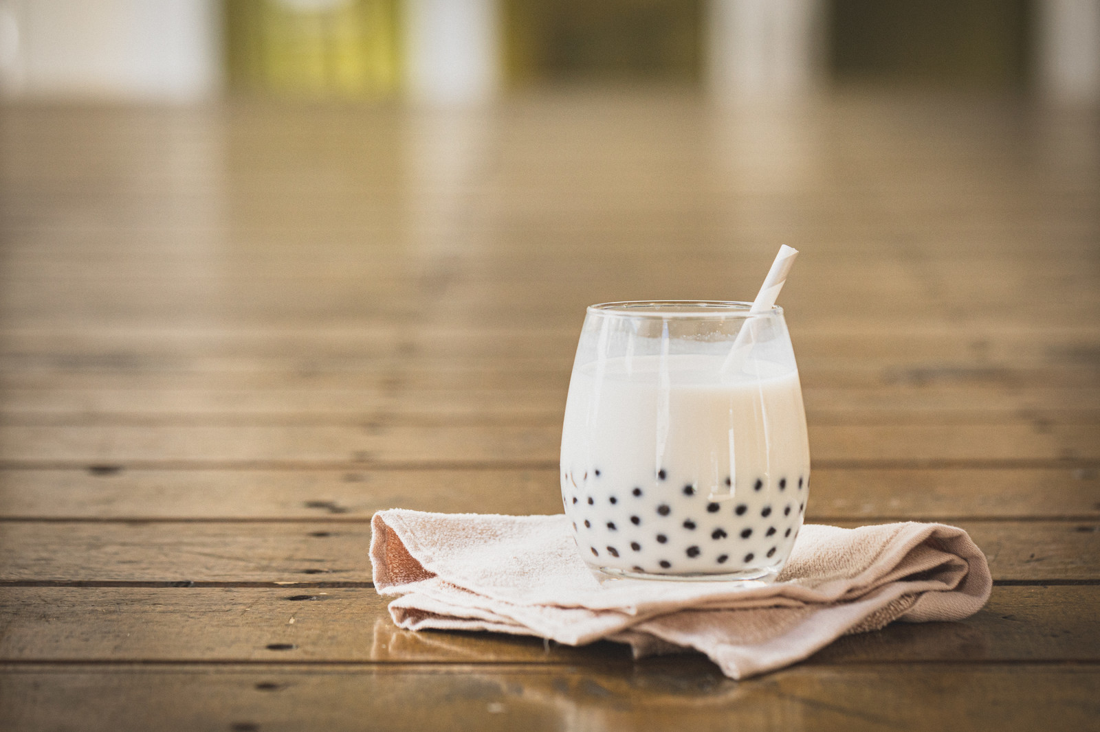 雖然該名6旬翁有不老少男心，醫師仍呼籲有腸胃問題的民眾，不適合跟風「秋天的第一杯奶茶」。（示意圖，PAKUTASO）