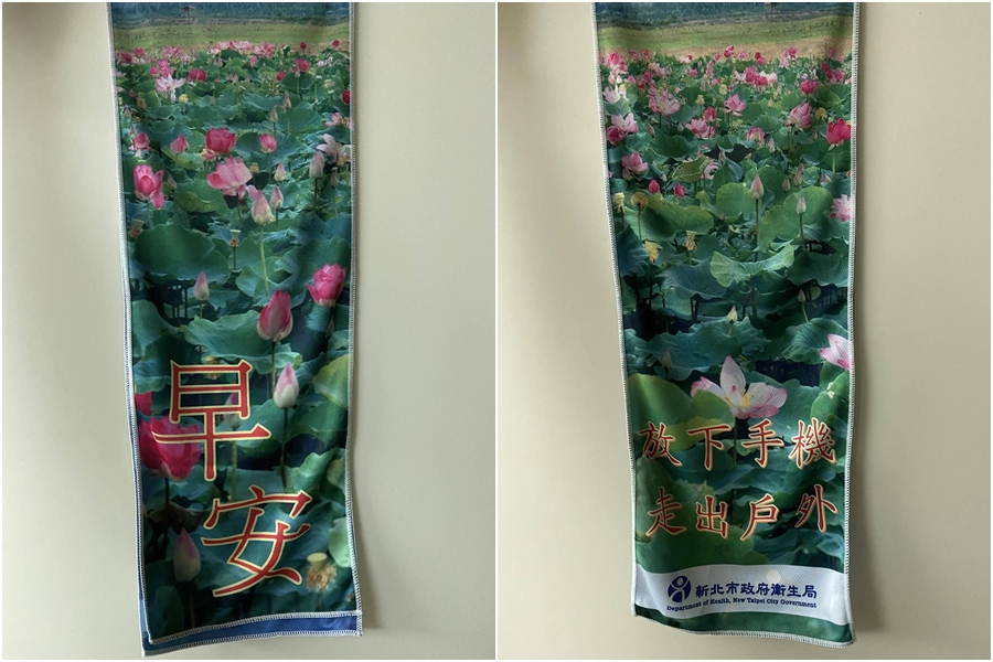 一名網友參加地方政府辦的抽獎活動，結果竟抽中一條「長輩圖毛巾」。（翻攝自PTT）