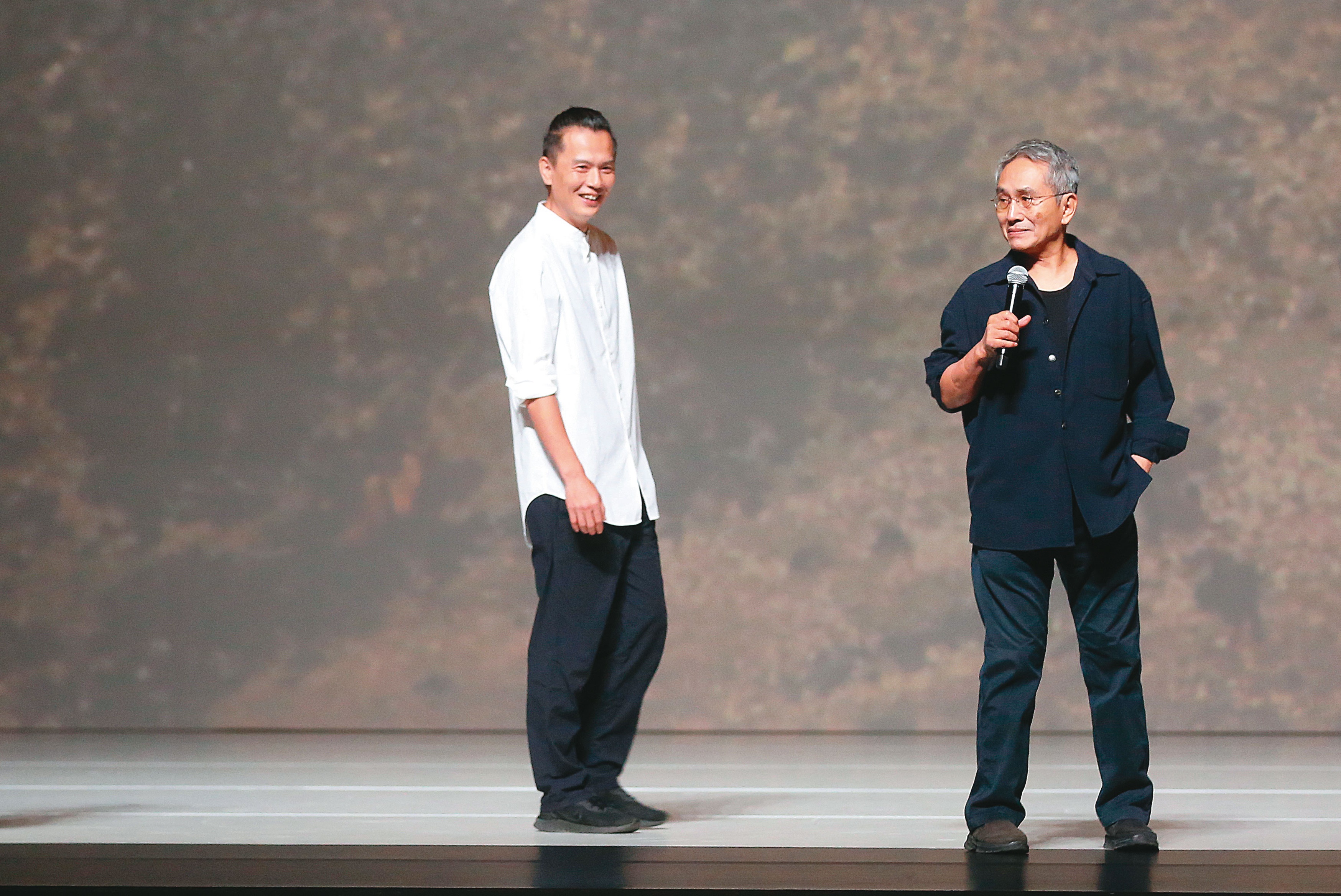 鄭宗龍（左）和林懷民（右）去年合作《雲門舞集X陶身体劇場》。鄭宗龍端出作品《乘法》，林懷民則獻出卸任前最後的作品《秋水》。（賴智揚攝）