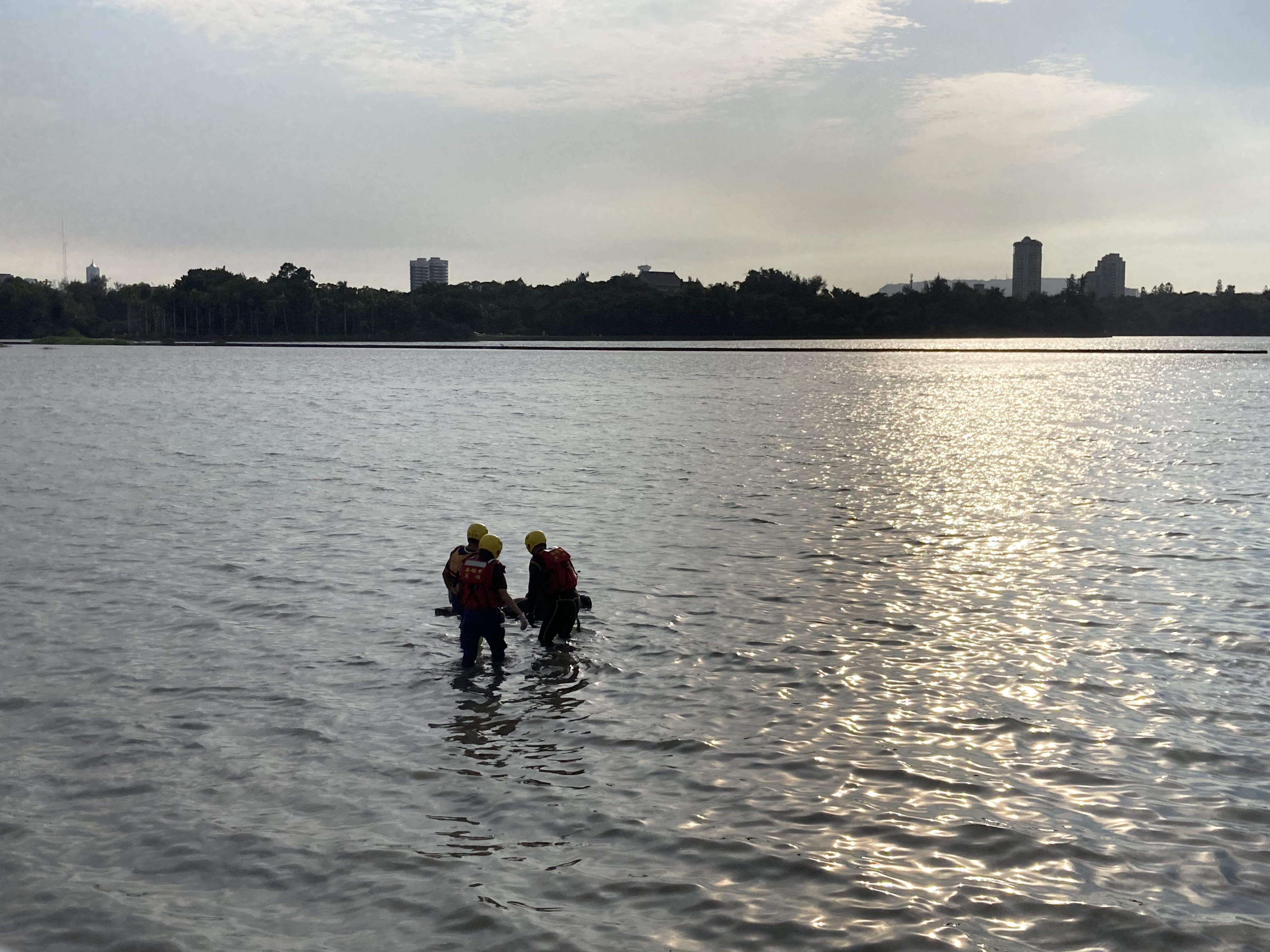 警方接獲報案後將2具浮屍打撈上岸。（翻攝畫面）