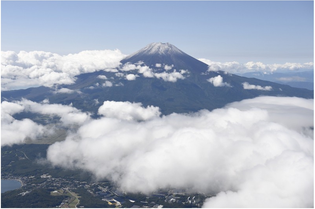 富士山頭初雪化妝。（翻攝自每日新聞）