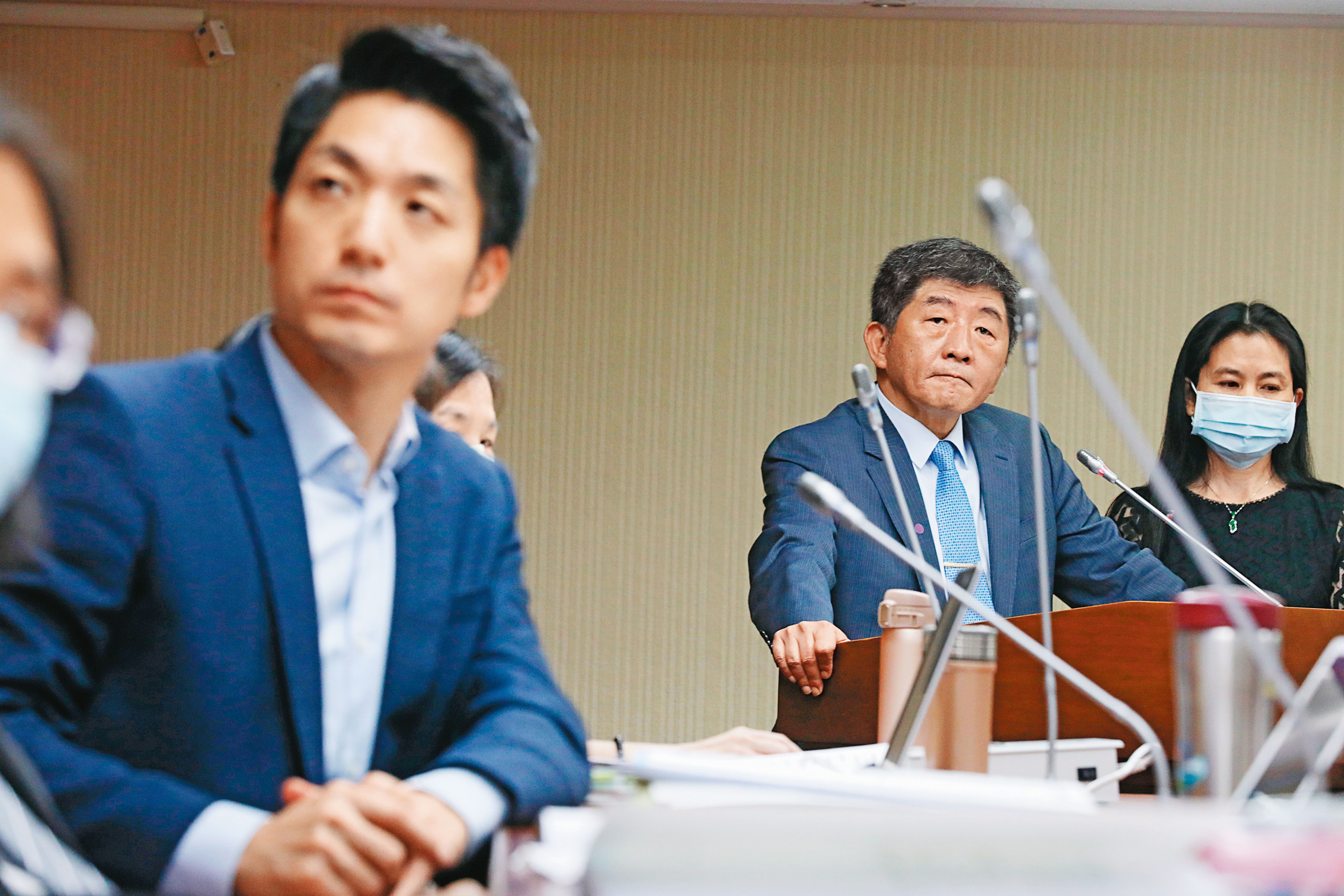 國民黨立委蔣萬安(左)被視為藍營出戰台北市長目前最強人選,甫當選召委的他,將與潛在對手陳時中(右)在立法院針對美豬議題過招。