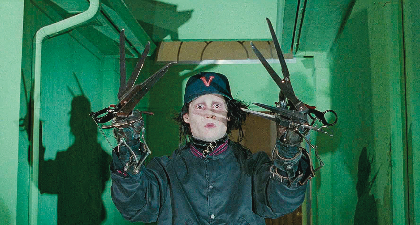 強尼戴普突破偶包，以暗黑造型扮演主角愛德華，電影探討了寂寞與對愛的渴望，強尼戴普也找到了最對味的戲路。（聯影提供）