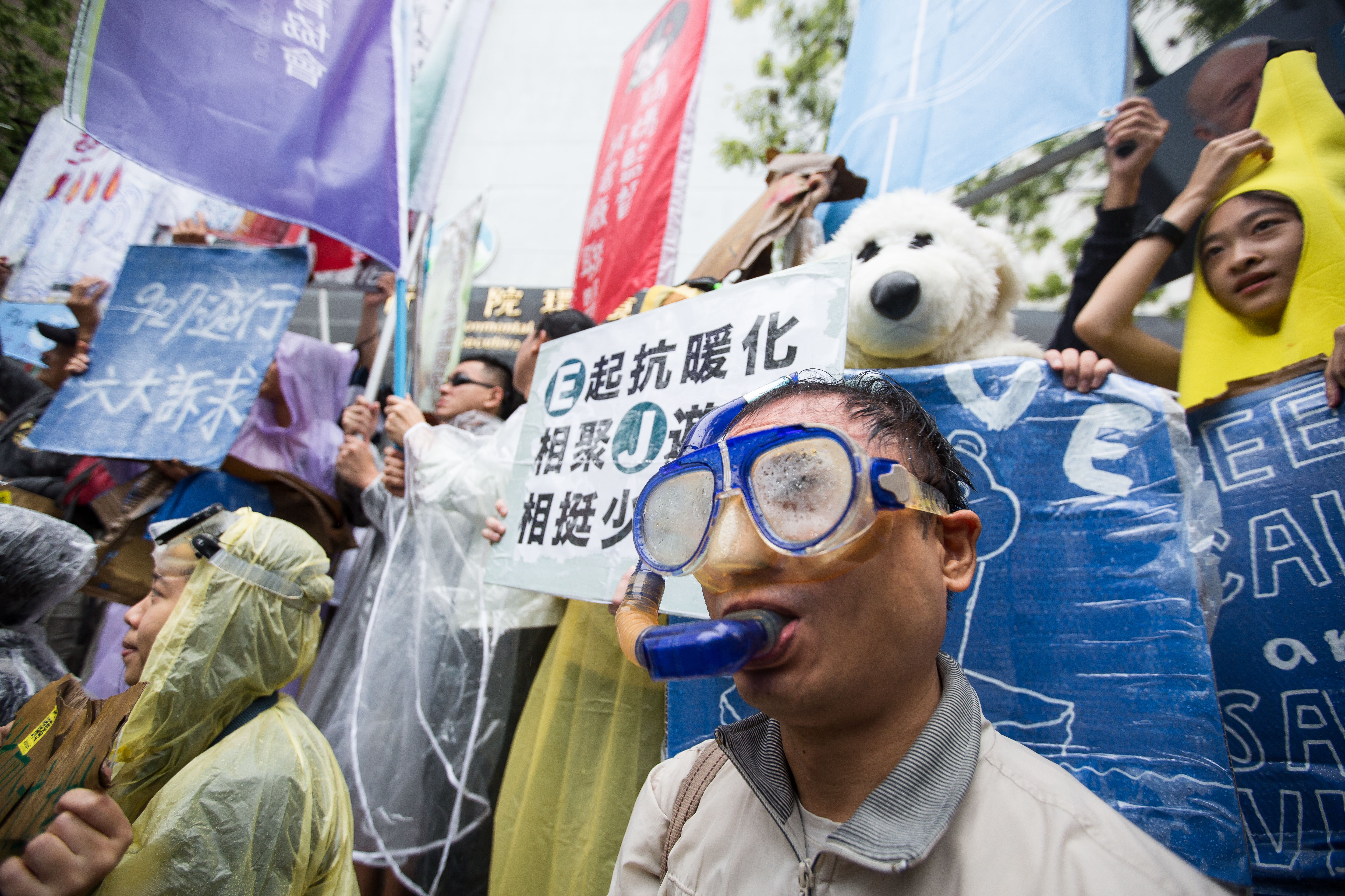 台灣青年氣候聯盟昨（27日）舉行青年抗暖大遊行，其中一項訴求就是台灣應於2050年前達到淨零碳排放。