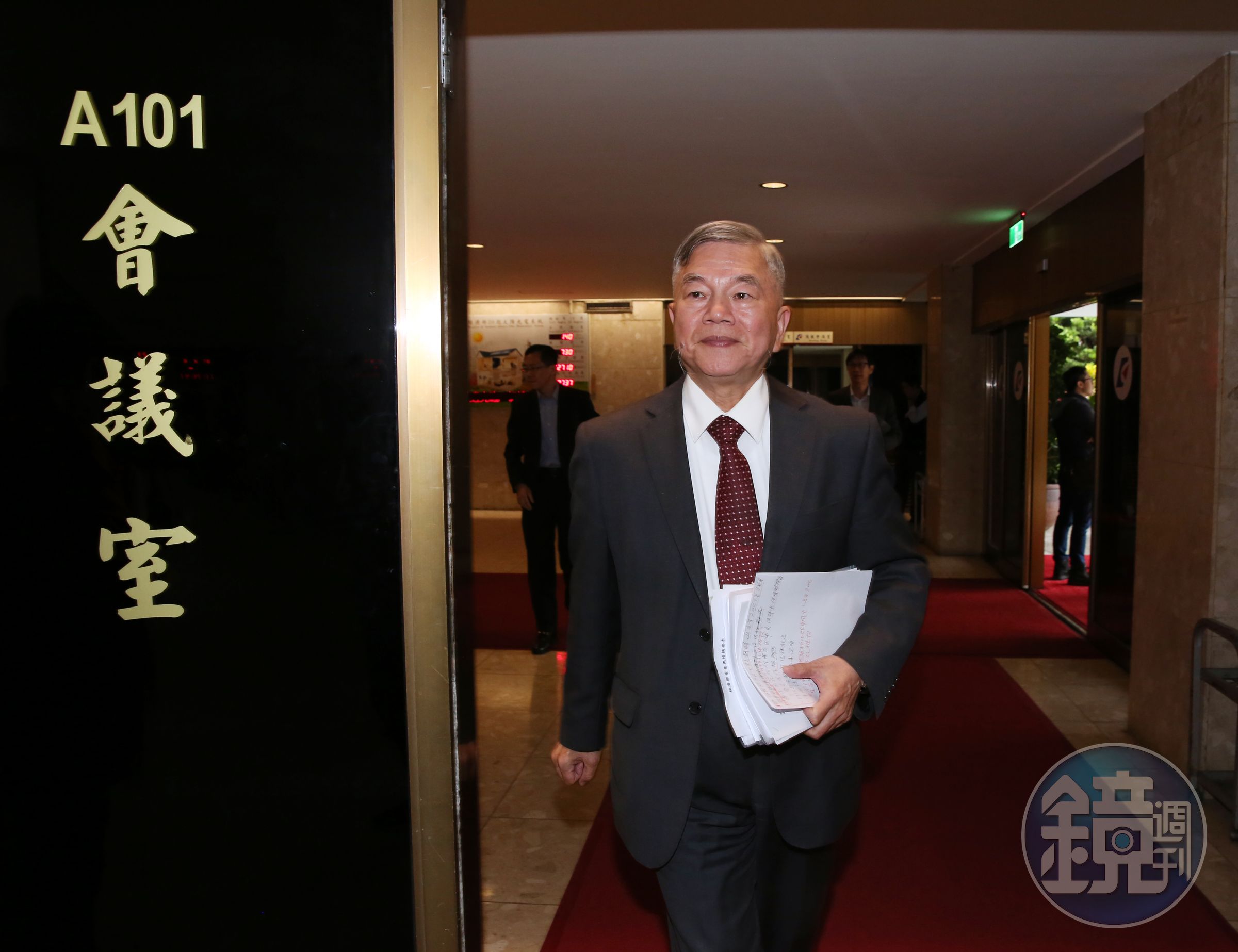 沈榮津召開閉門會議密商，決定釋出2萬公頃廢耕地及林相不好的農地，供業者架設太陽能板發電。