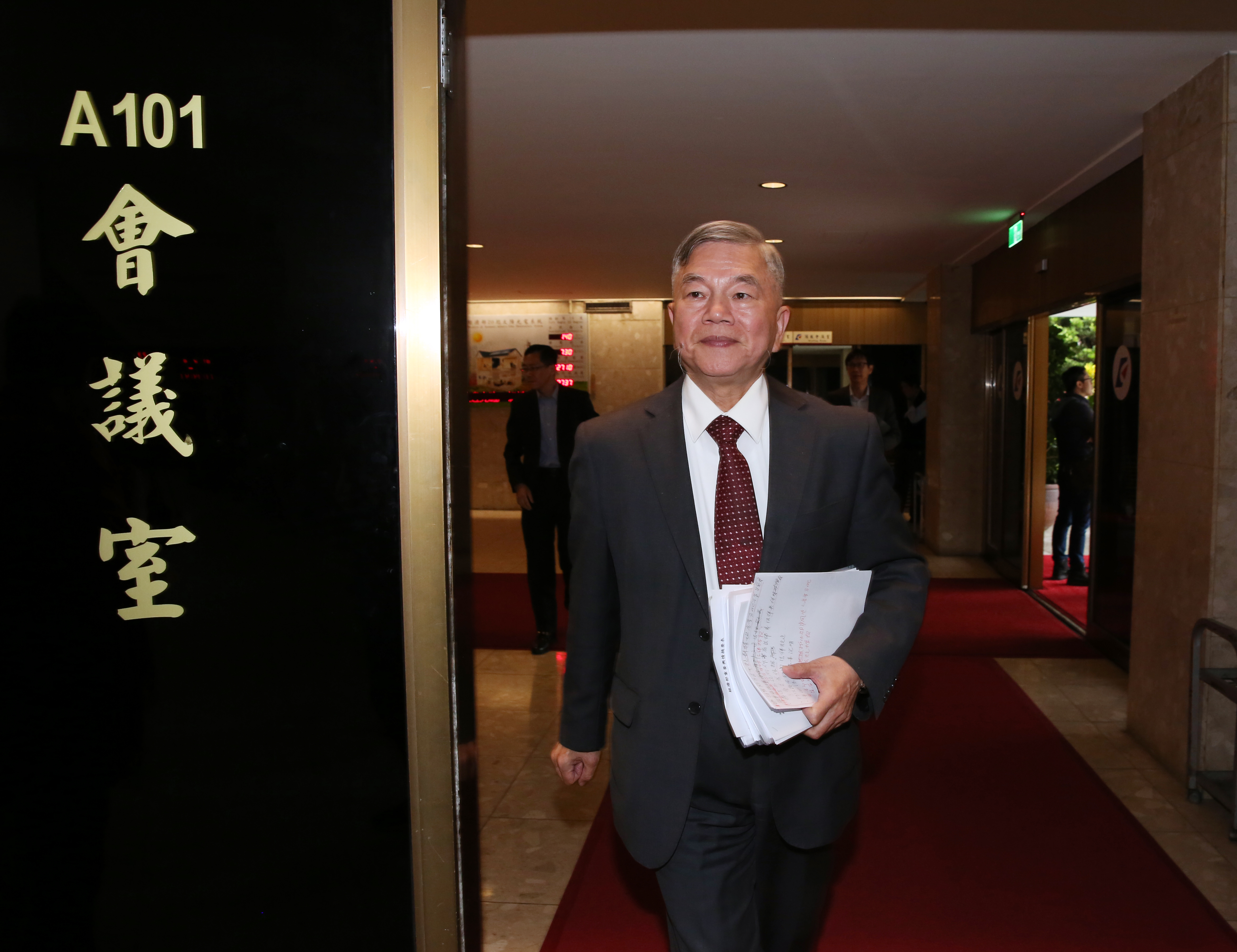 沈榮津召開閉門會議密商，決定釋出2萬公頃廢耕地及林相不好的農地，供業者架設太陽能板發電。