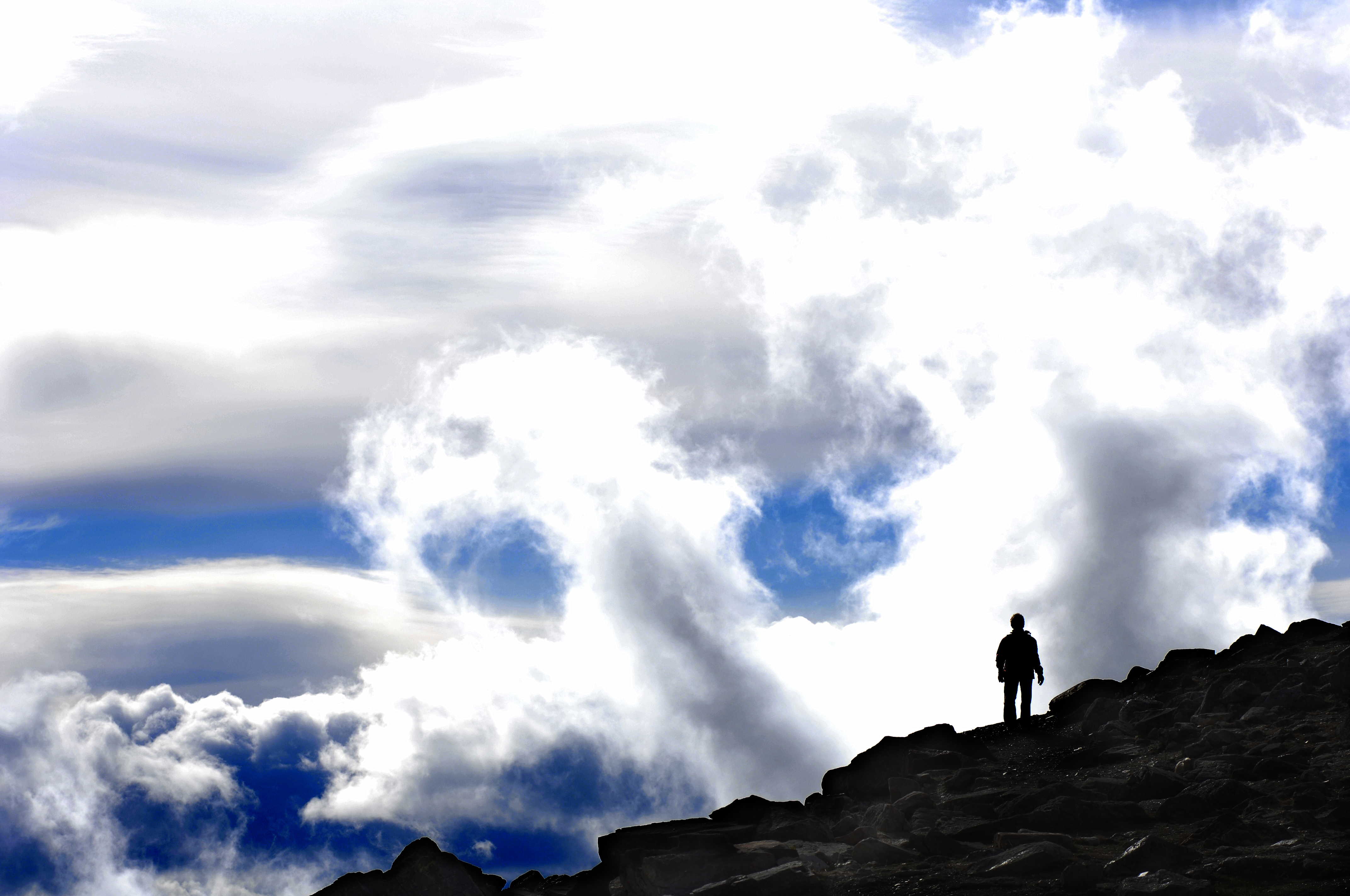 攝於加拿大亞伯達的國家公園。那時下大雨，搭上纜車上山時窗外一片白，什麼也看不到。沒想到到了山頂，是另一個世界，雲瀑像浪一樣，一波一波襲來。