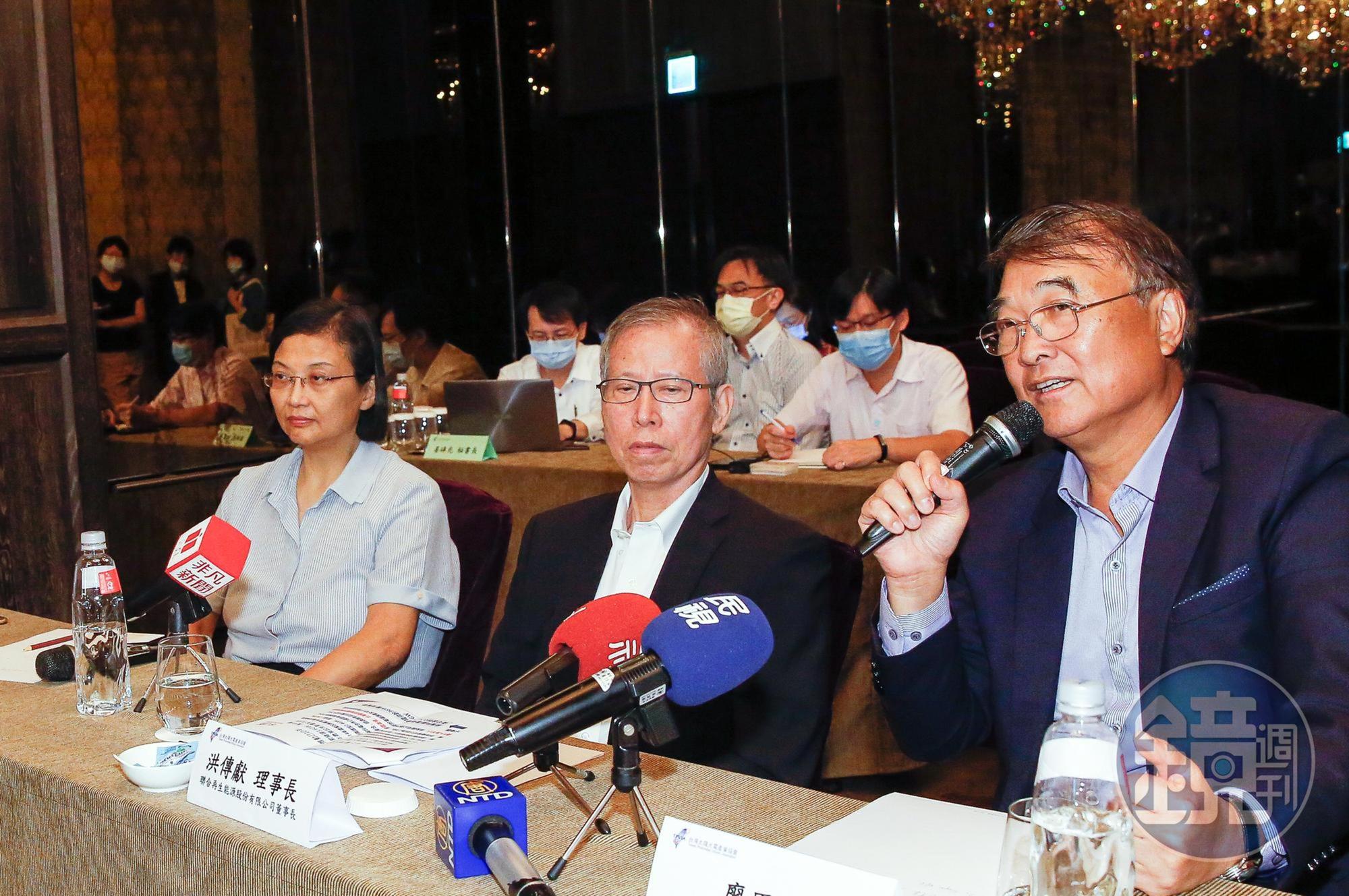 太陽能業者召開記者會，要求行政院解決問題，甚至不惜上街抗爭，圖左為中美矽晶董事長徐秀蘭，中為聯合再生能源董事長洪傳獻。