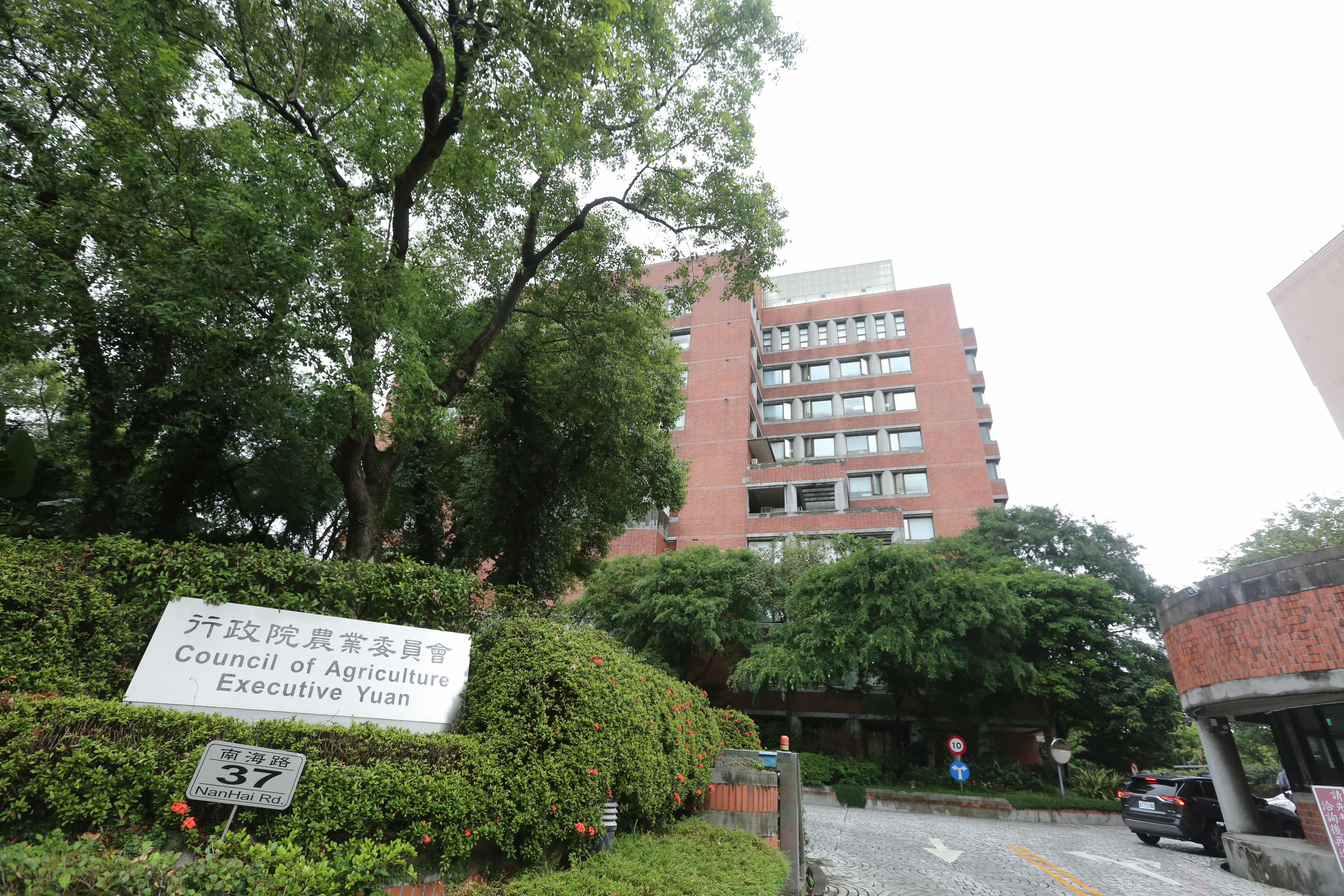 農委會7月7日將農地管制收歸中央的行政命令，被太陽能業界形容為「七七事變」，因為此舉等於阻斷太陽能電廠申請「營農型設施」的路。