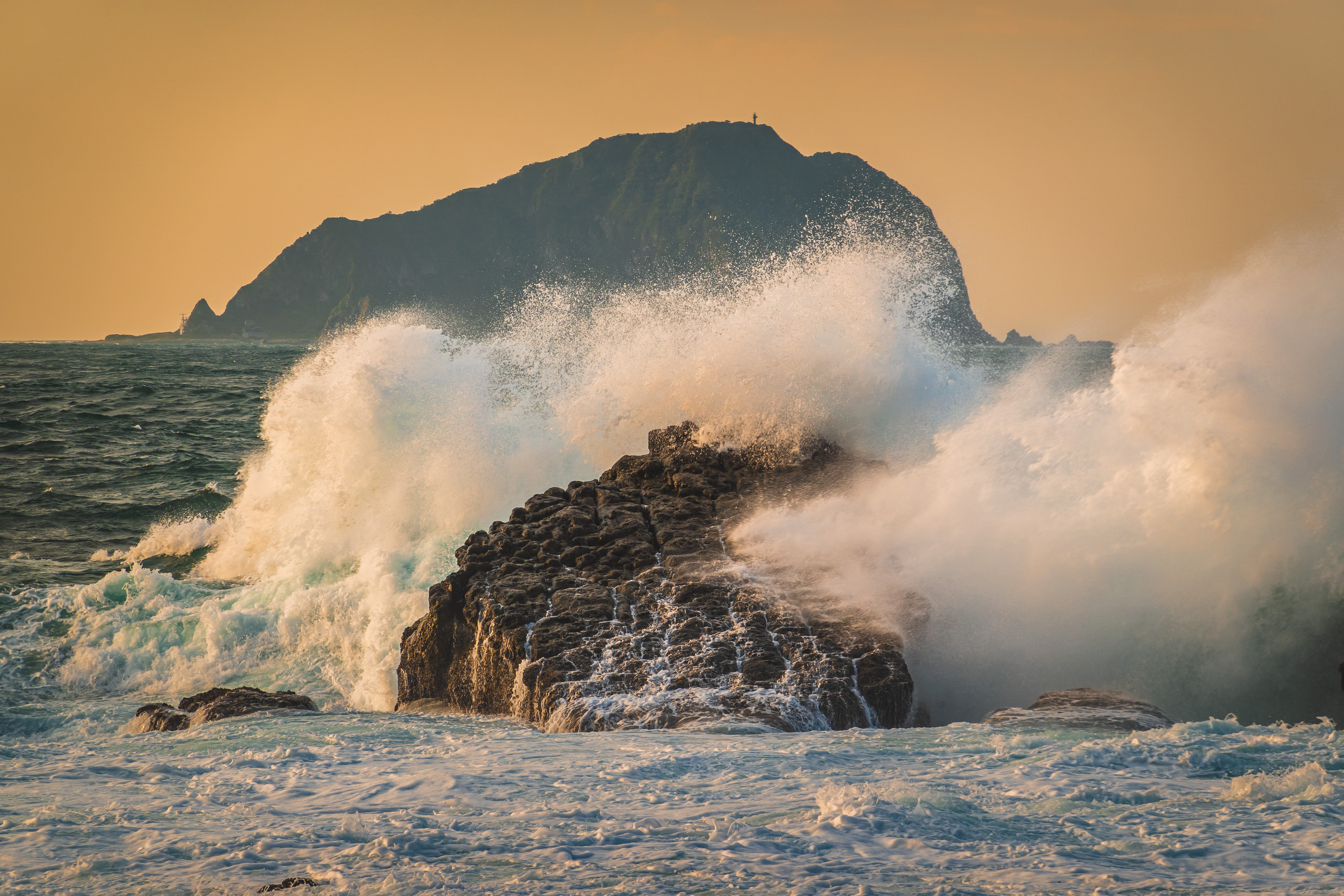 大浪打上海蝕礁岩的瞬間，適合用高速快門凍結瞬間那一刻。