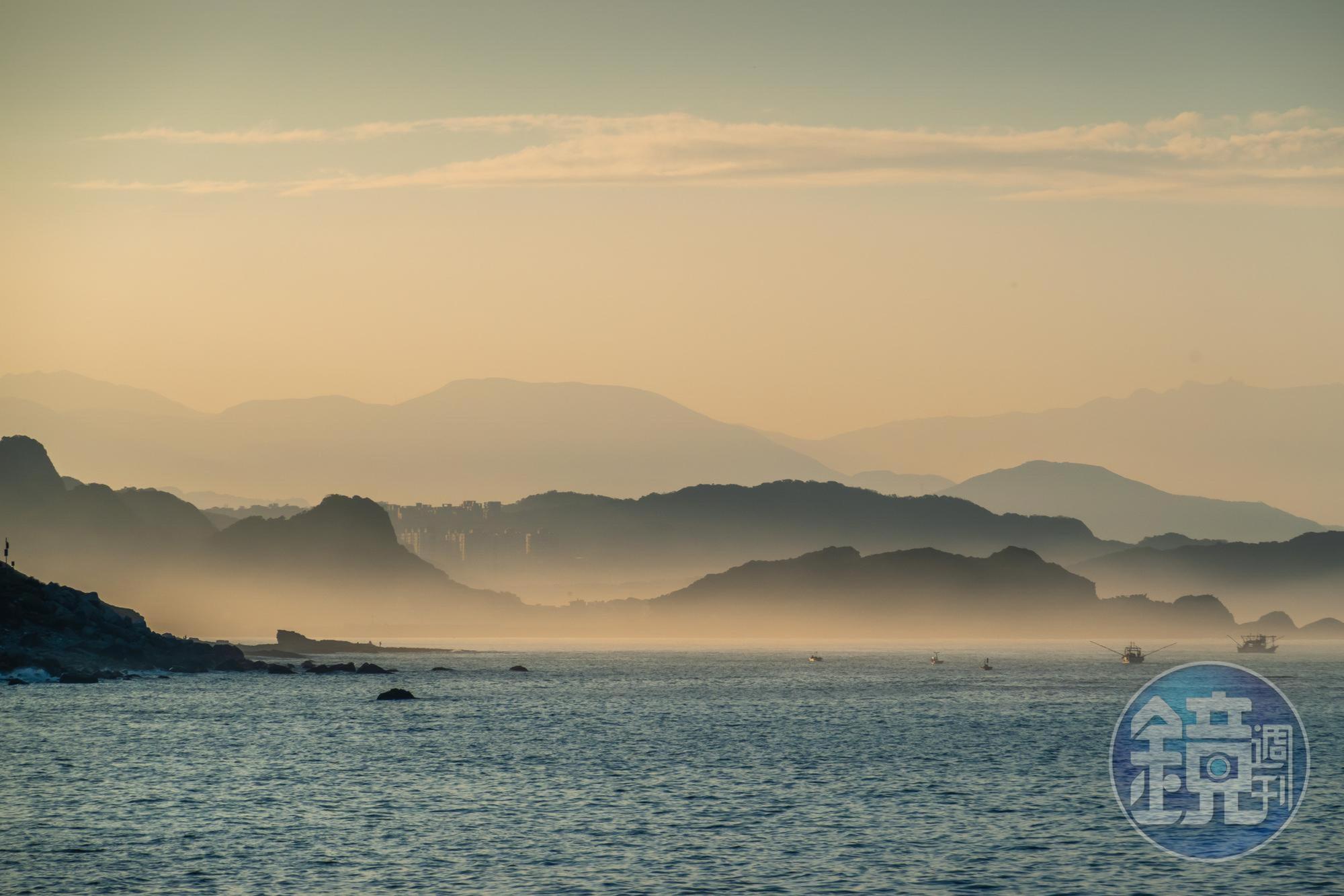 夕陽西下，遠方層疊的山嵐是東北角獨特的美景。
