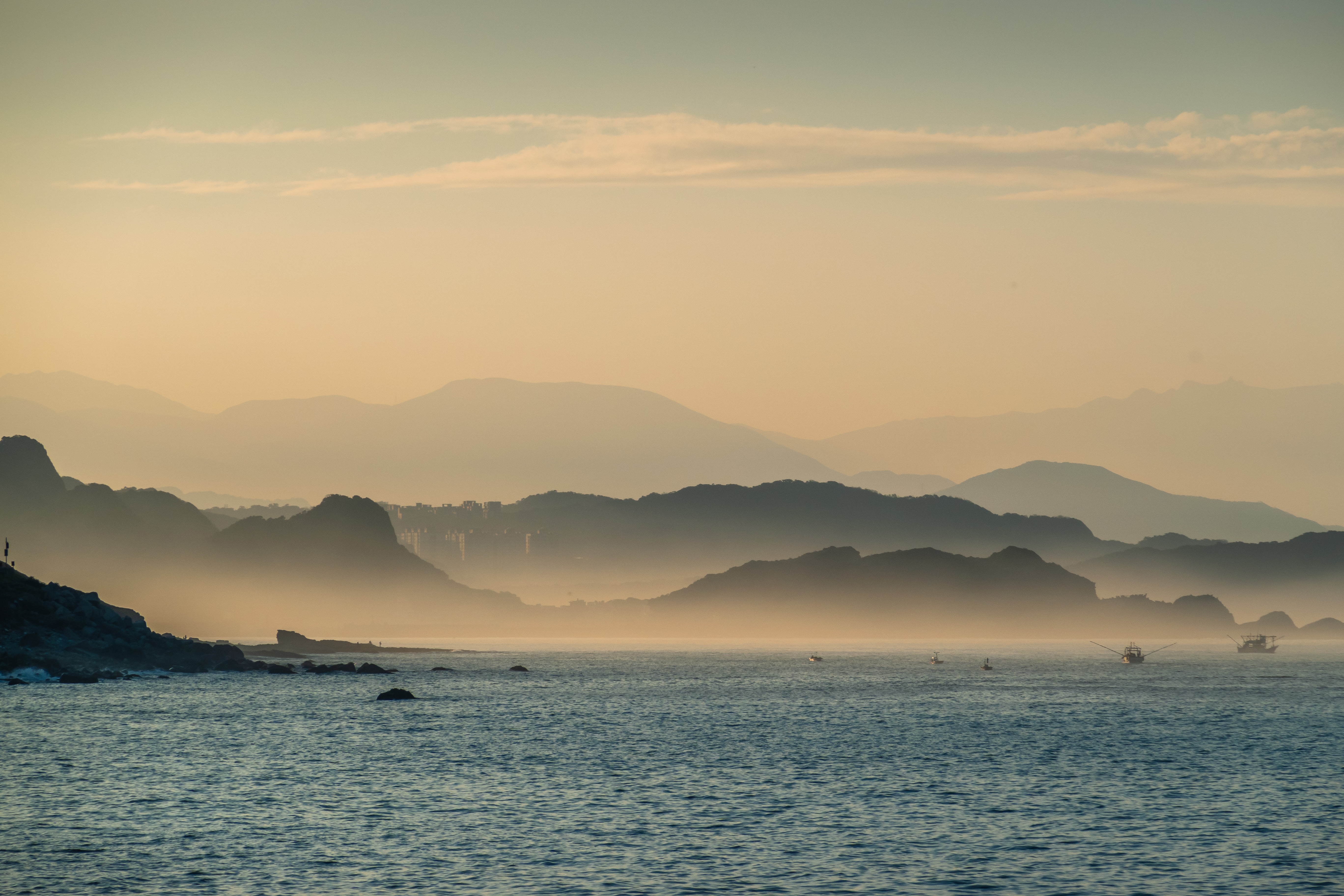夕陽西下，遠方層疊的山嵐是東北角獨特的美景。