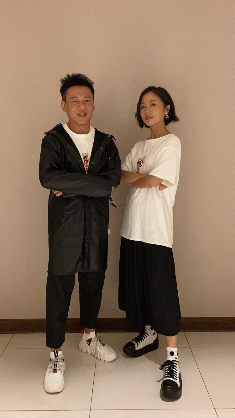 在片中被鬼魅折磨的李康生(左)、許安植(右)總算在戲外宣傳活動合體。(華影國際提供)