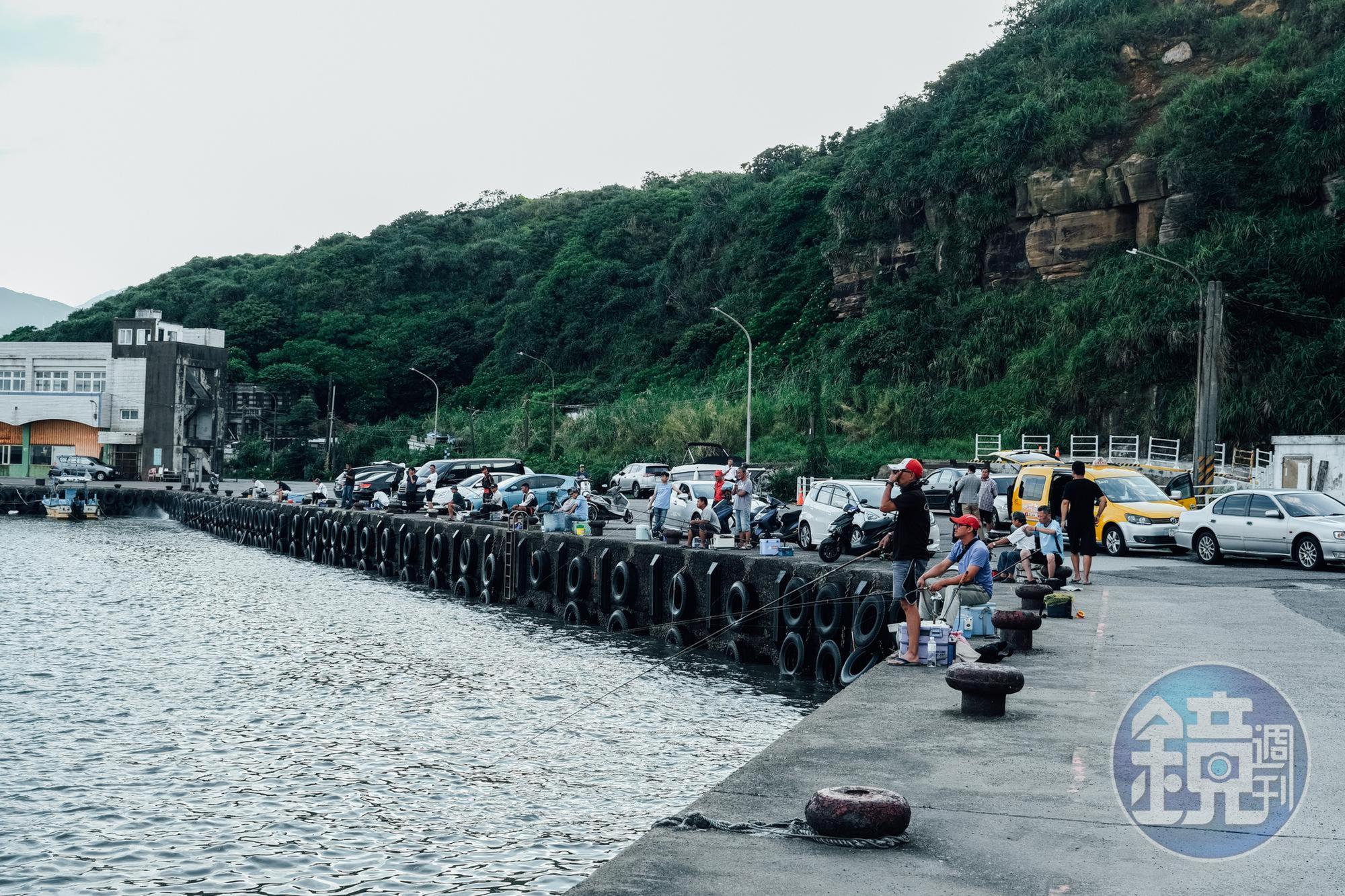 水尾漁港的午後，許多人在這釣魚。