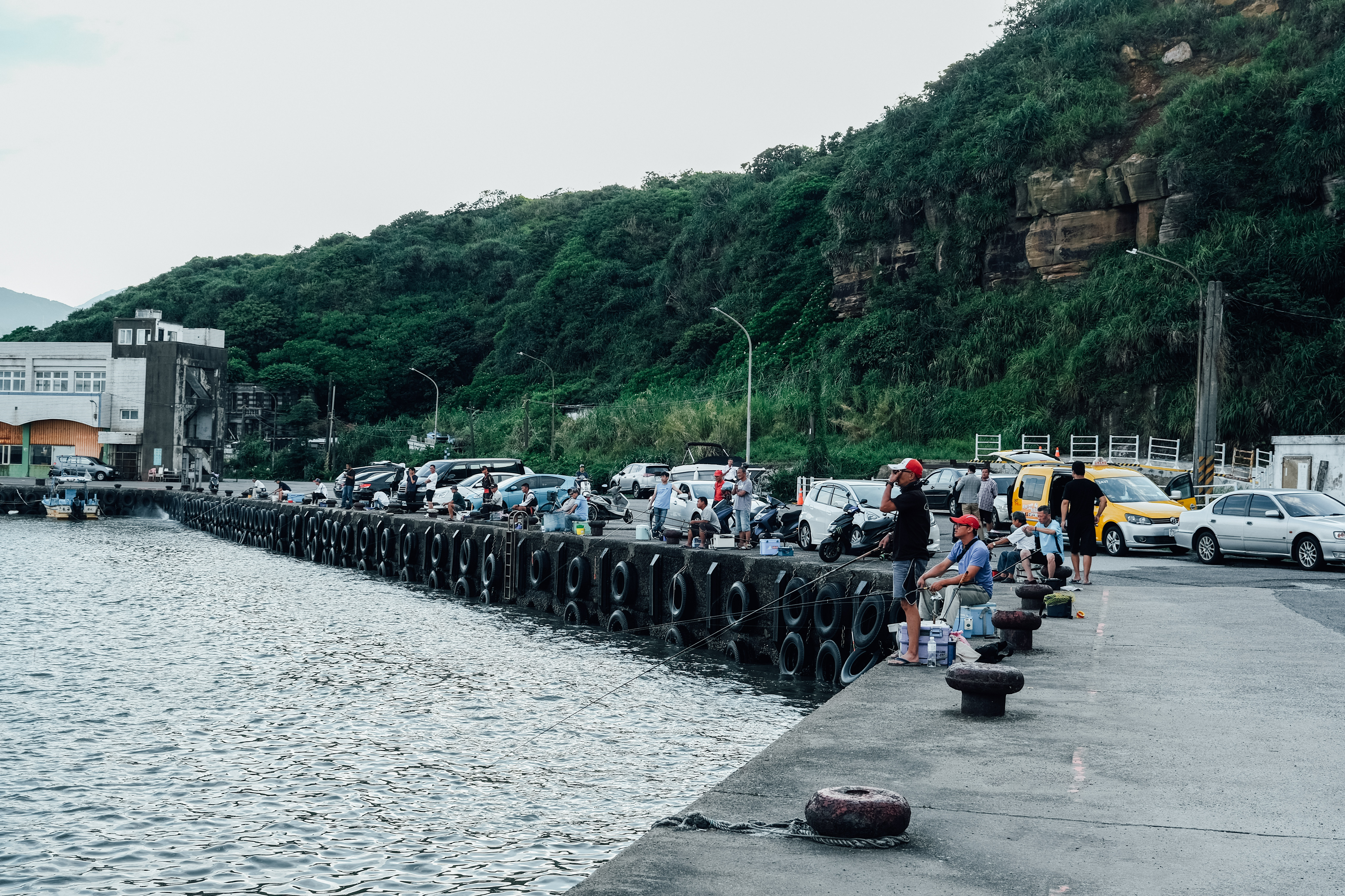 水尾漁港的午後,許多人在這釣魚。