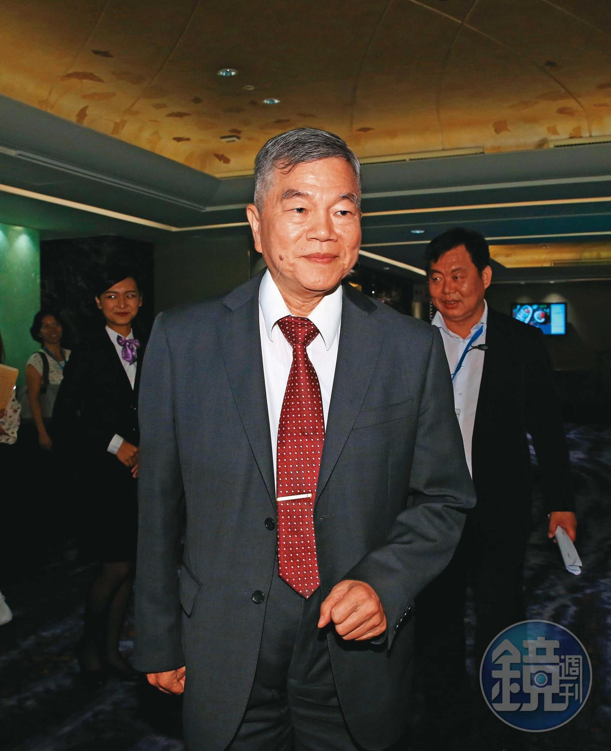 行政院副院長沈榮津召開閉門會議密商，決定釋出2萬公頃廢耕地及林相不好的農地，供業者架設太陽能板發電。