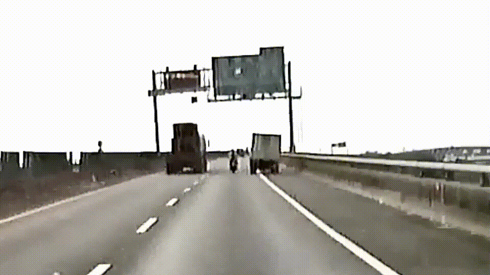 小貨車惡意超車，害重機慘摔，幸好沒有發生二次車禍。（翻攝自臉書社團「爆料公社」）