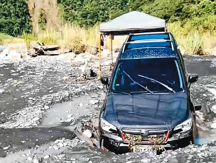 有部分民眾不顧警告或標示,闖禁區從事冒險及具危險性活動,或颱風來時去觀浪、登山等,在有限的人力、物力下,實在很難苛求國家要面面俱到的「零意外」。(南投縣消防局提供)