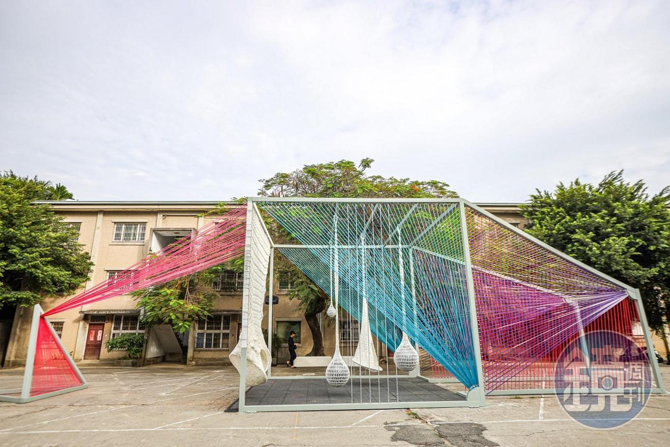 一走進公園,可以看見大幅的編織型態藝術作品。