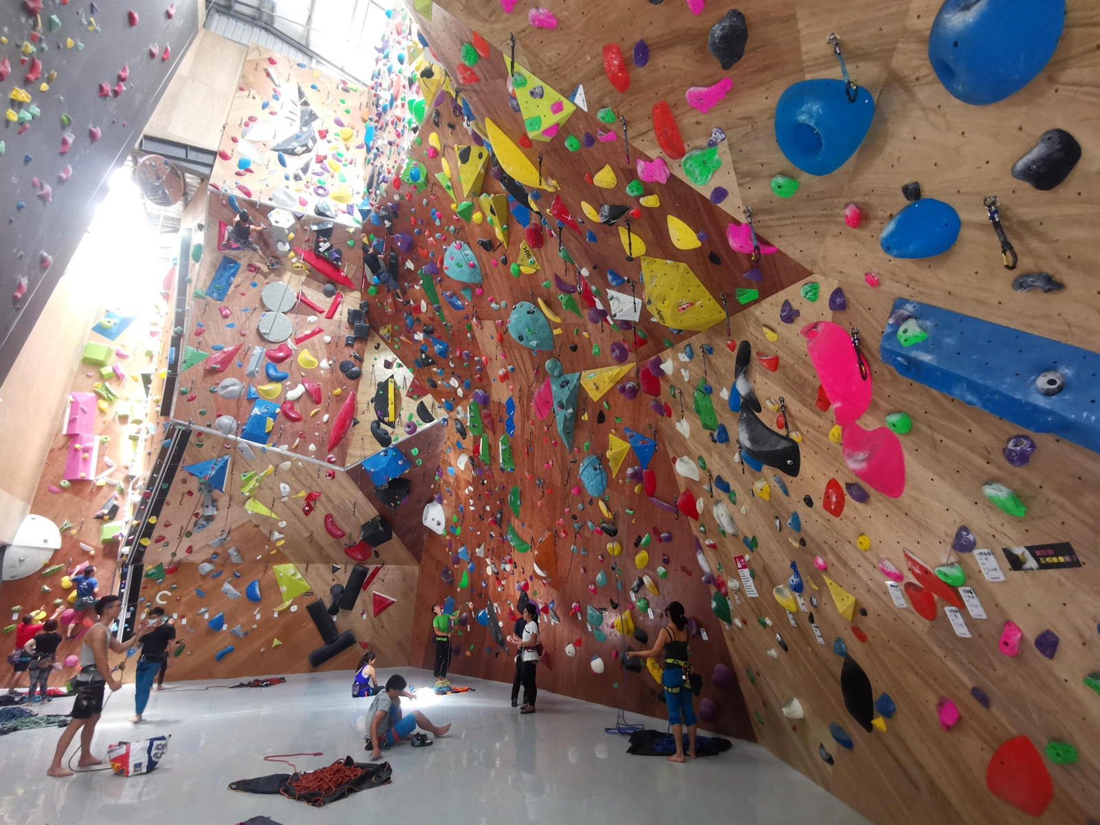 室內攀岩場愈漸熱門，假日吸引許多人前來攀岩。