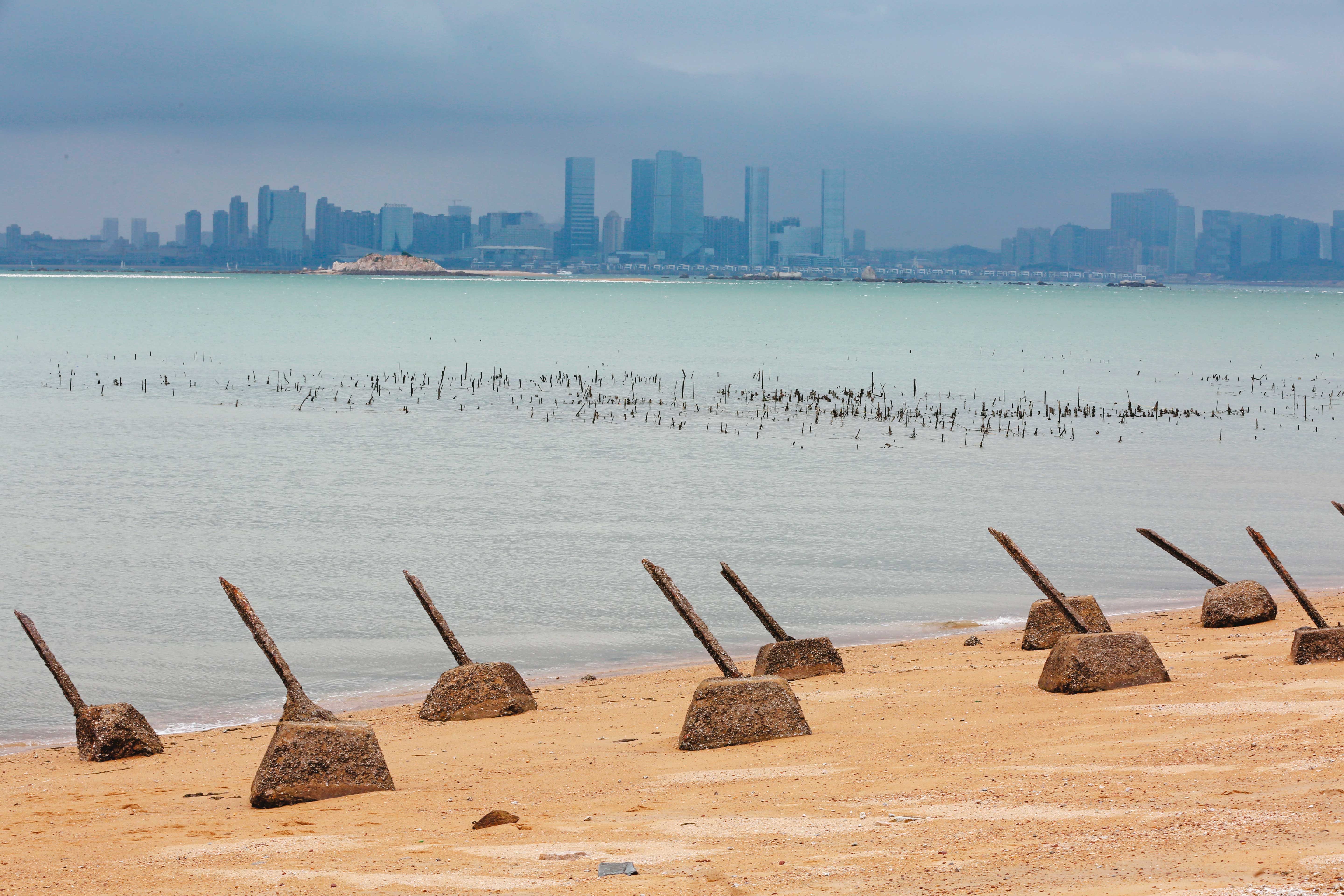 對岸若真動武,極可能選擇有限度戰爭,不動台灣,先拿下只隔著幾千公尺海面的金門、馬祖。圖為指向廈門的金門烈嶼軌條砦。