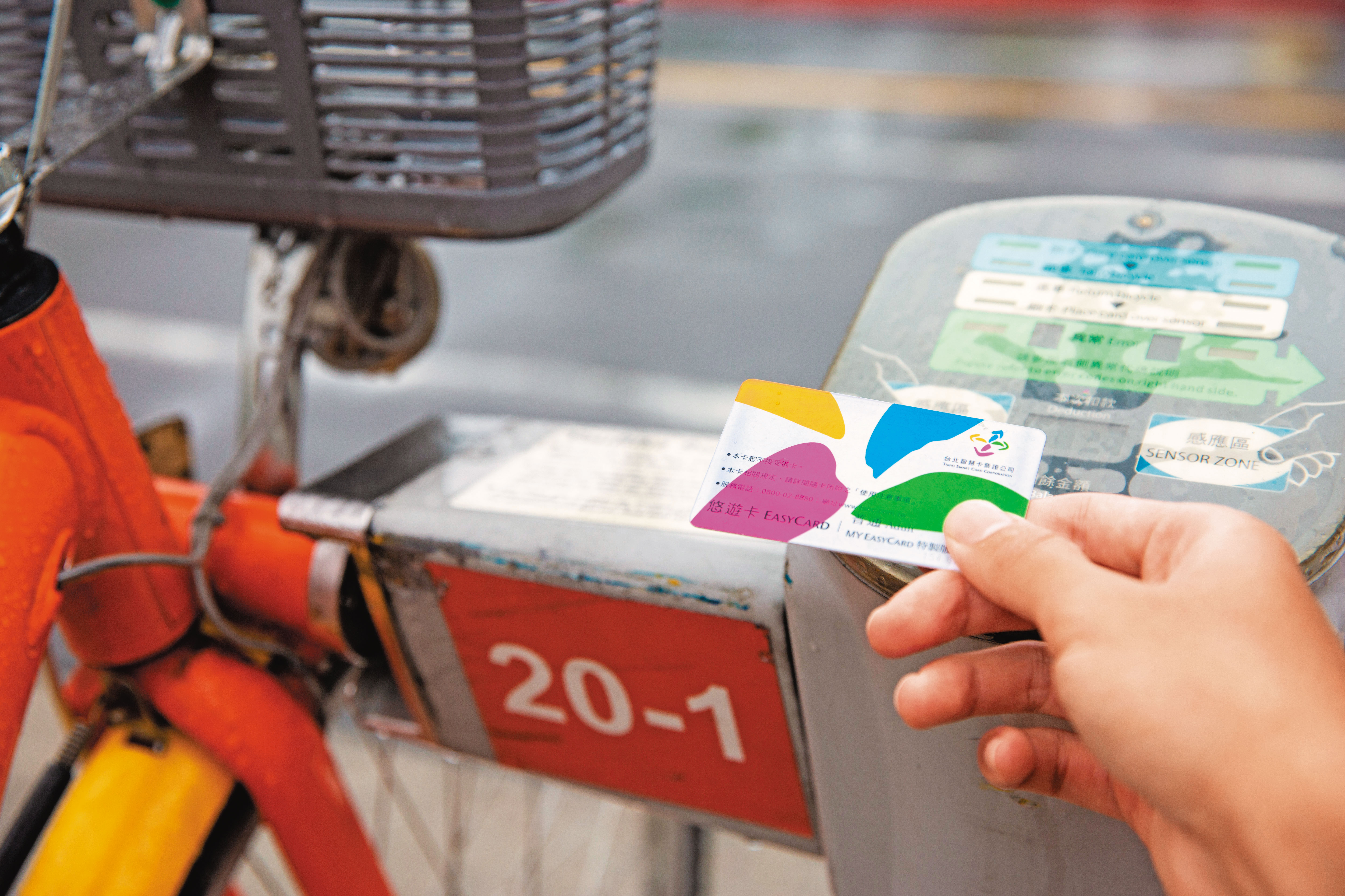 YouBike車柱程式由中國北京科技公司研發，資安管理若未做好，不禁讓人擔心是否連持悠遊卡借車時都可能個資外洩。