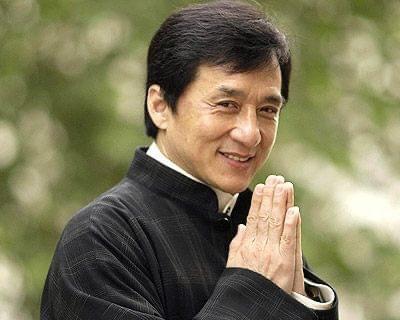 成龍致力於環保不遺餘力,在片場還要求男生們要排隊尿尿。(翻攝自成龍臉書)