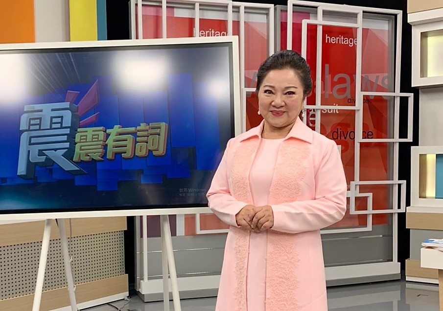 想到愛女白曉燕，白冰冰仍止不住眼淚。（和展影視提供）