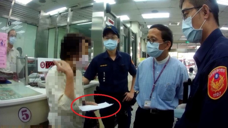 阿嬤手上拿著一張記錄假警察交代她匯款帳號的字條,神情十分緊張。(翻攝畫面)